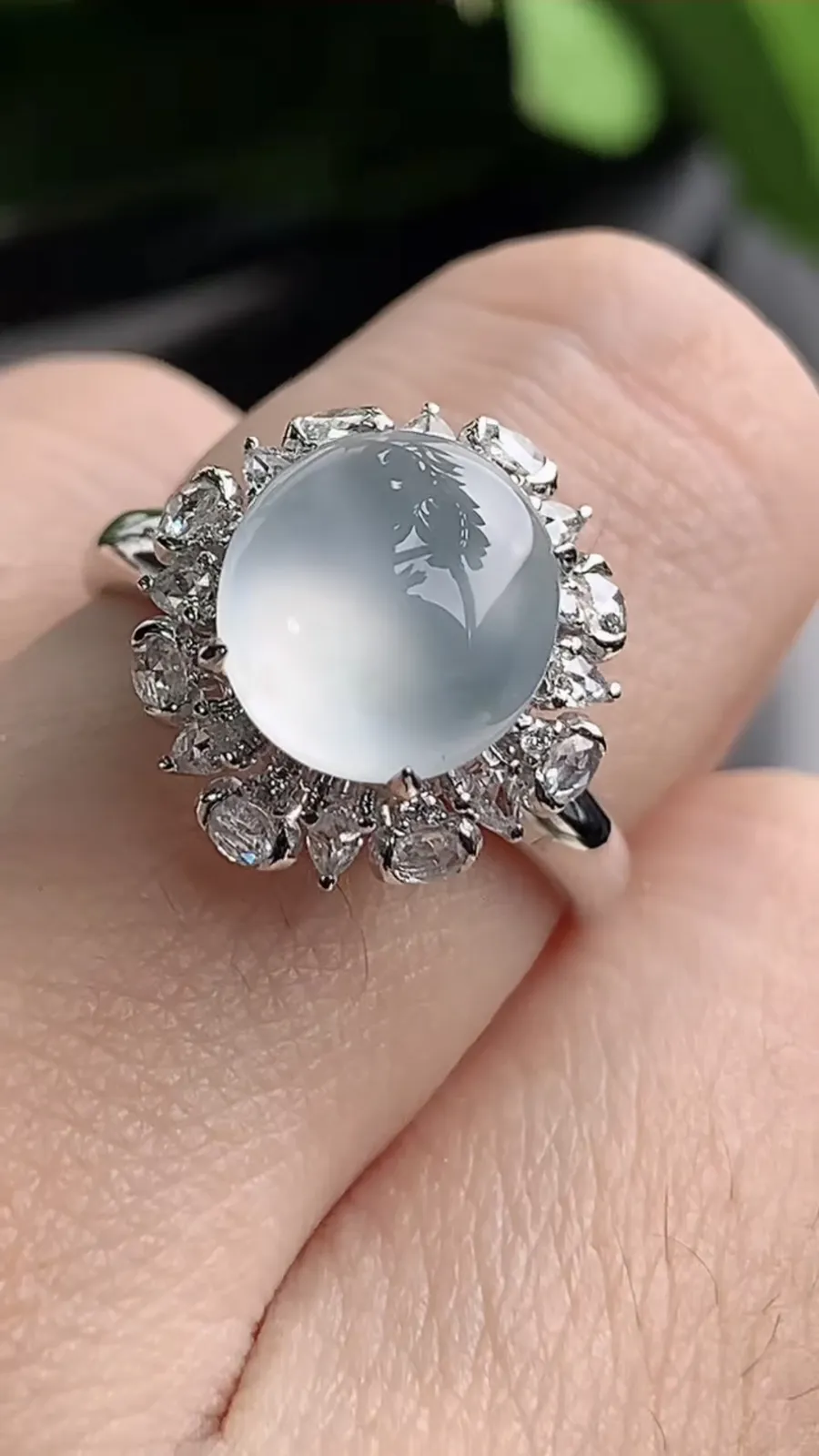 a货翡翠老坑冰种18K金伴钻镶嵌白月光蛋面戒指 圈口17.6裸石尺寸9.3×9mm 重量3.55g 1208