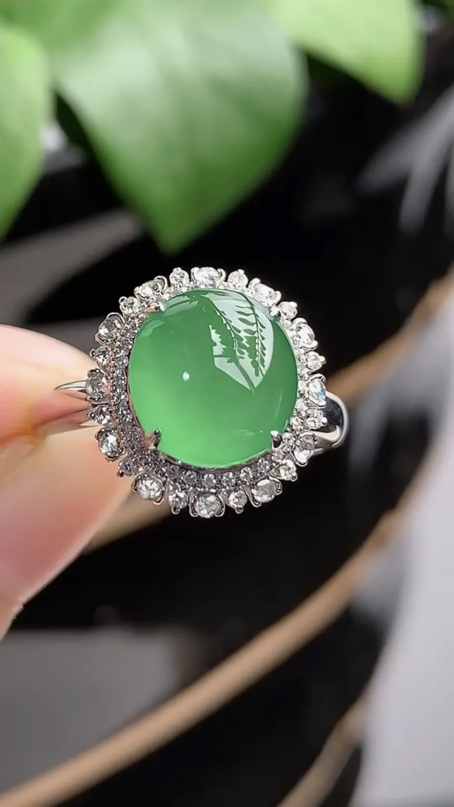 a货翡翠老坑冰种18K金伴钻镶嵌满绿蛋面戒指 圈口17.5裸石尺寸9.8×9mm 重量3.46g 1209