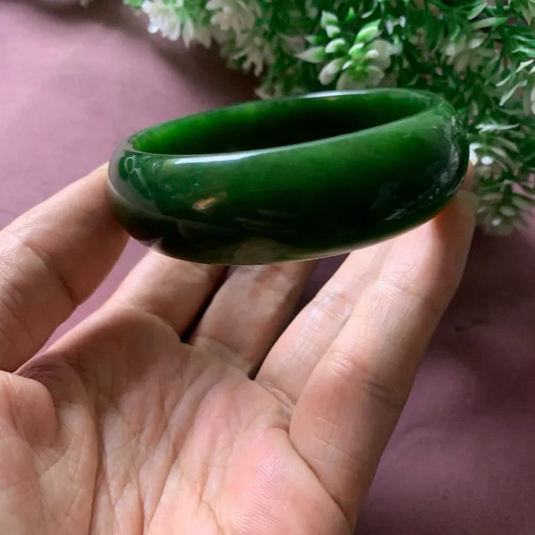 宽版，和田玉碧玉59.5圈口菠菜绿宽版手镯！玉质细腻油润 底色纯净 脂粉好，品质高。