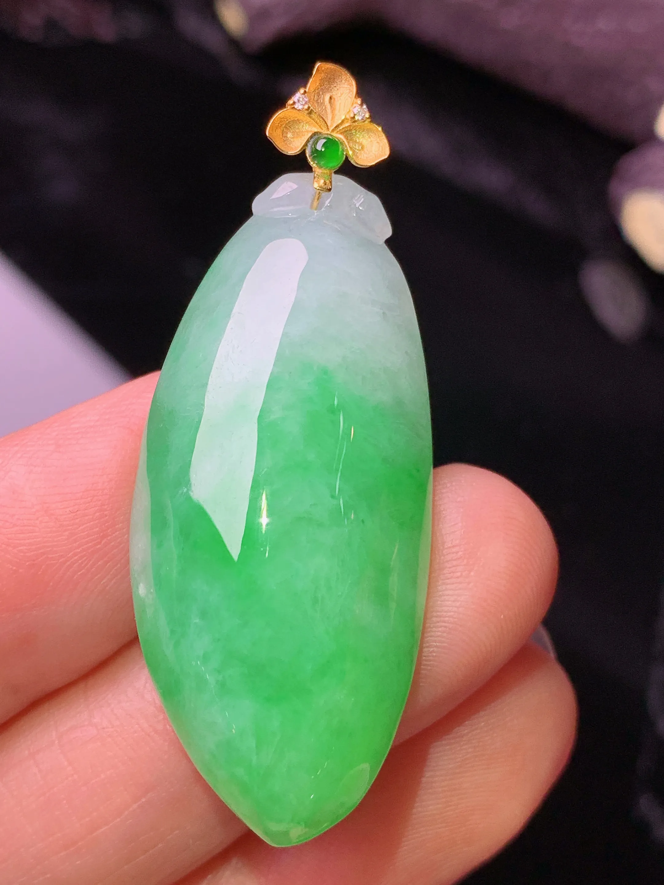 18k金镶嵌翠绿福瓜吊坠 玉质细腻 水润亮眼 色泽艳丽 整体尺寸43.5*17*9.2