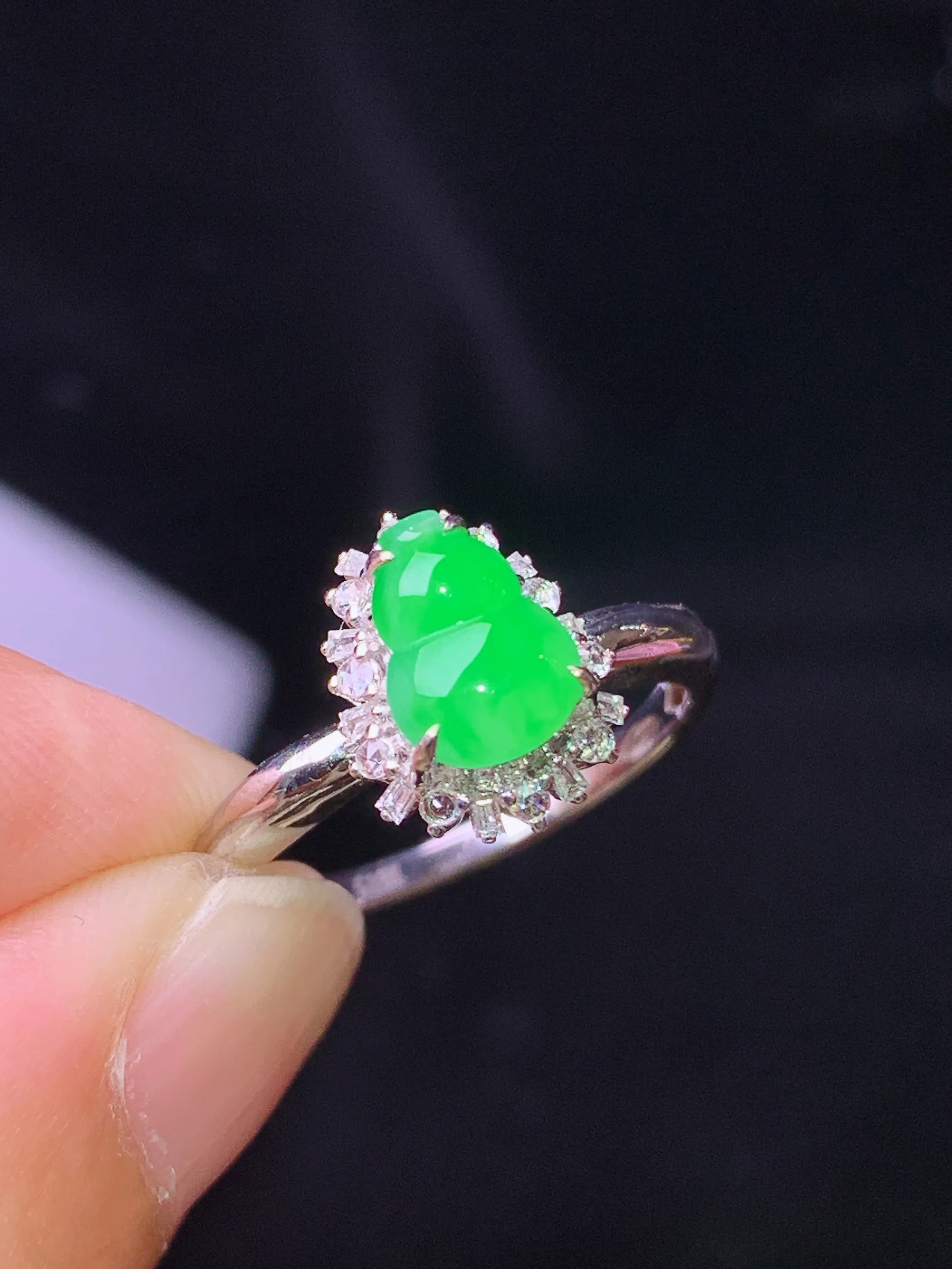 18k金钻镶嵌翠绿葫芦戒指 玉质细腻 水润亮眼 色泽艳丽 圈口12.5 整体尺寸11.2*8.8*7