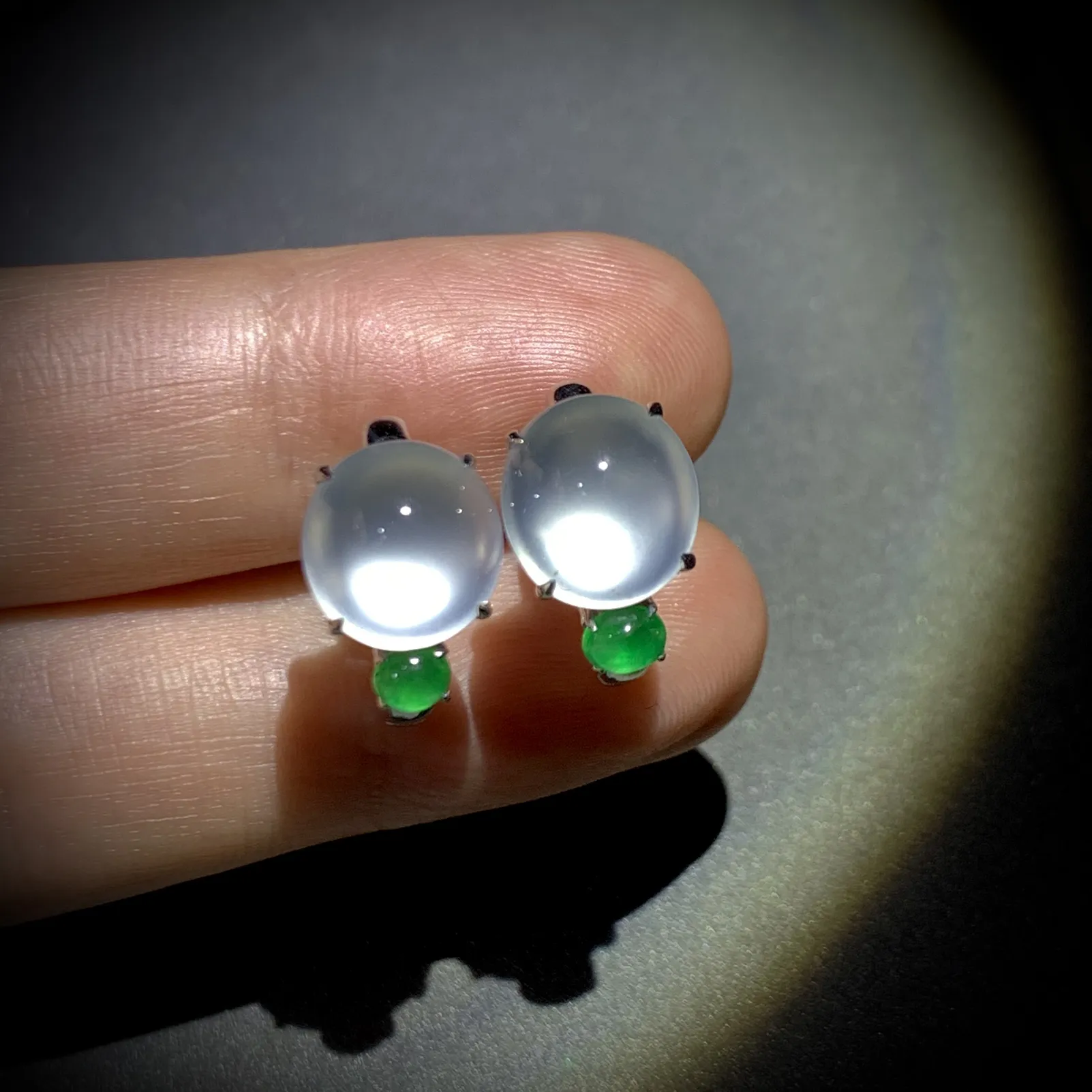 高品质白蛋面耳拍，裸石10-9.3-5.5mm，
18K金，南非钻，翡翠绿蛋面，55.3g，