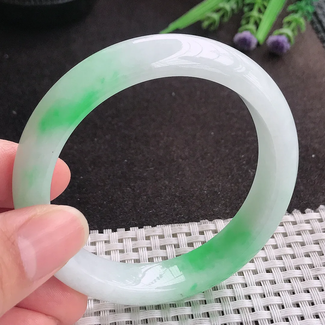 天然A货翡翠56.5/13/8.8老坑精美温润飘阳绿手镯宽边玉镯