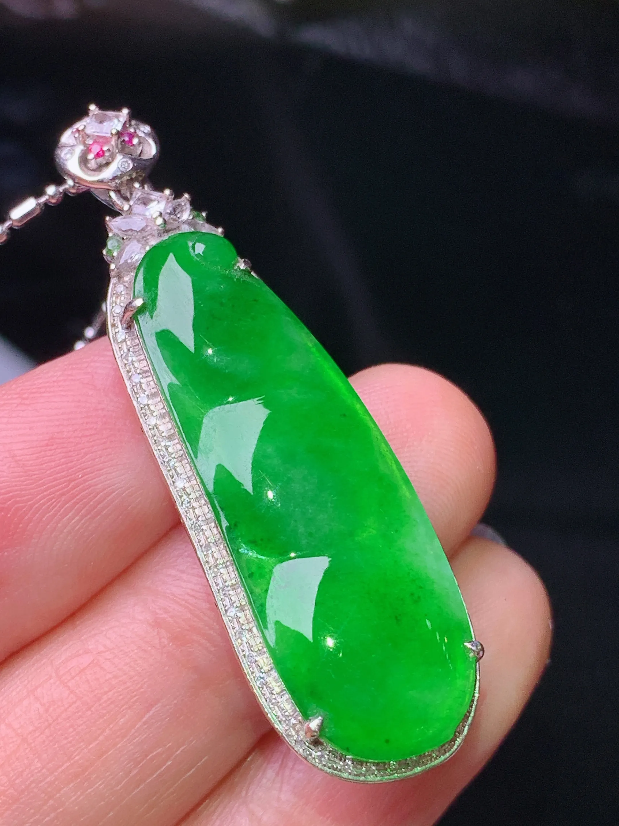 18k金钻镶嵌翠绿四季豆吊坠 玉质细腻 水润亮眼 色泽艳丽 整体尺寸45*14*6.3