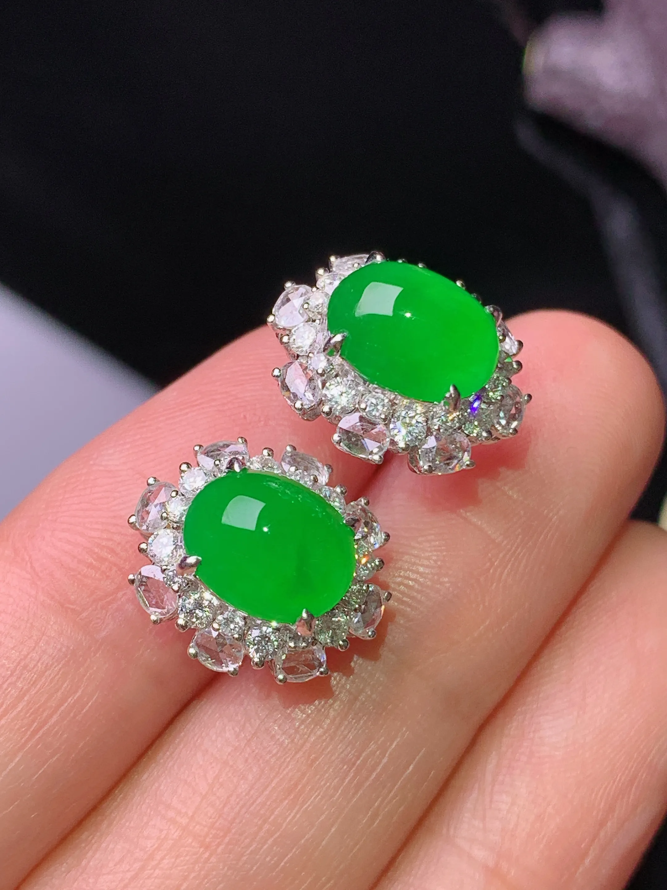 18k金钻镶嵌满绿蛋面耳钉 玉质细腻 水润亮眼 色泽艳丽 整体尺寸13.8*12.3*9.5