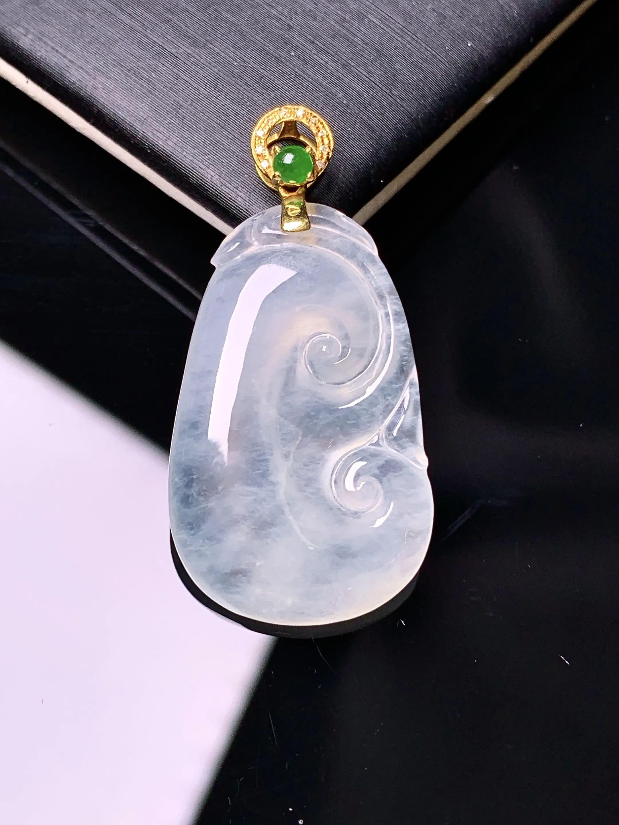 18k金镶嵌冰种如意吊坠 玉质细腻 水润亮眼 色泽艳丽 整体尺寸34.8*17.5*4.2