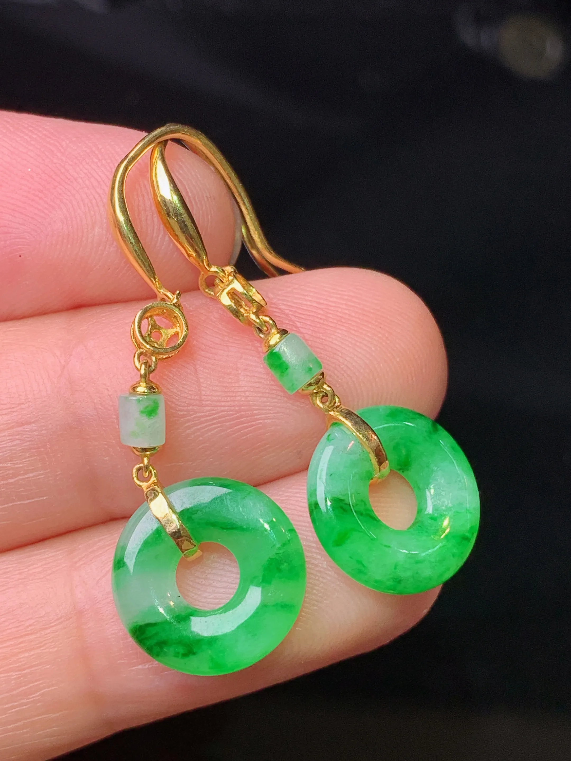 18k金钻镶嵌飘绿平安环耳坠 玉质细腻 水润亮眼 色泽艳丽 整体尺寸36.5*12*2.8