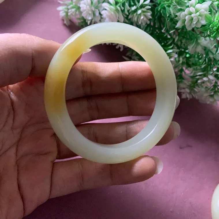 和田玉53圈口且末糖料手镯，圈口53宽12玉质细腻油润 底色纯净 脂粉好，品质高。