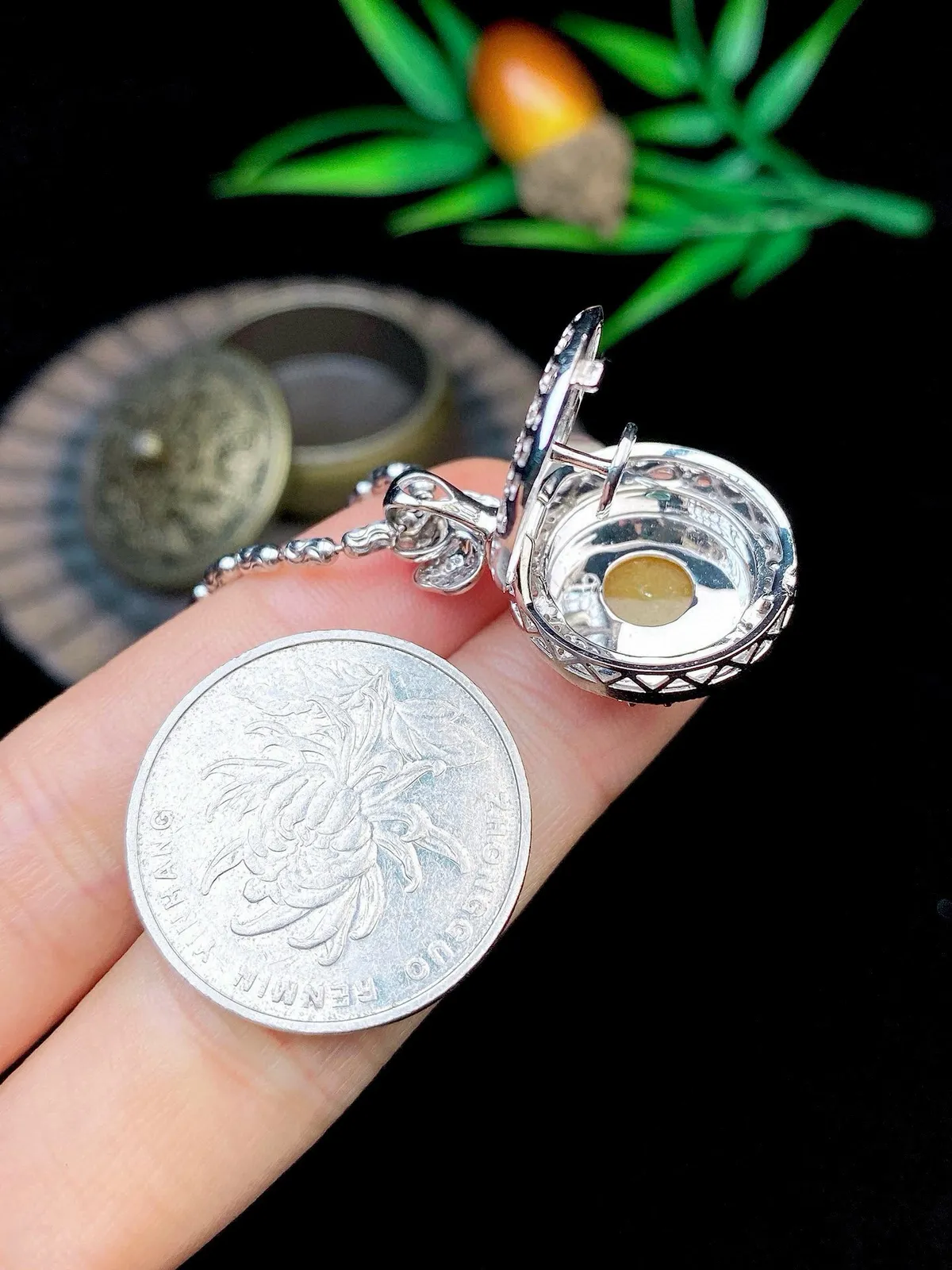 【冰种黄翡平安扣】质地非常细腻，冰润十足，种老冰透，收藏品质，18k金钻镶嵌，裸石尺寸13.8*2.9毫米