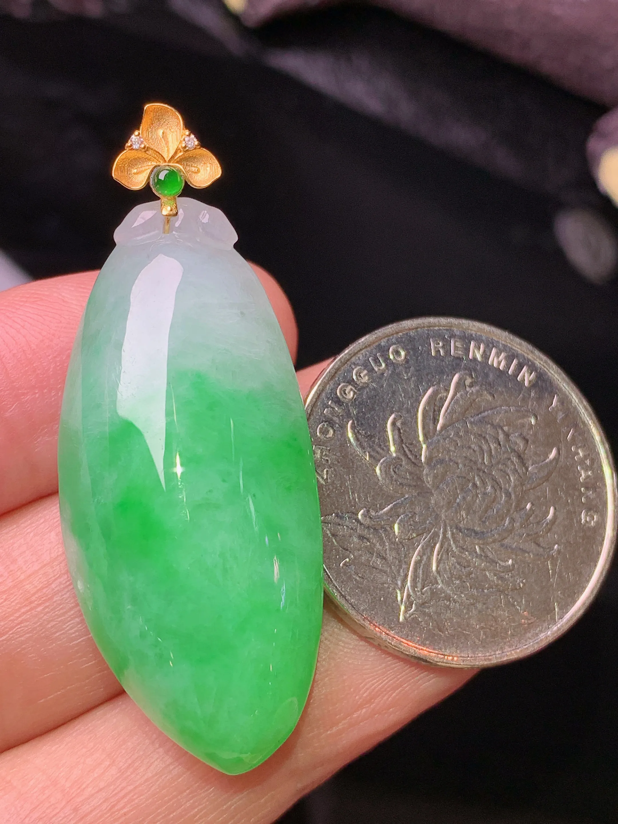 18k金镶嵌翠绿福瓜吊坠 玉质细腻 水润亮眼 色泽艳丽 整体尺寸43.5*17*9.2