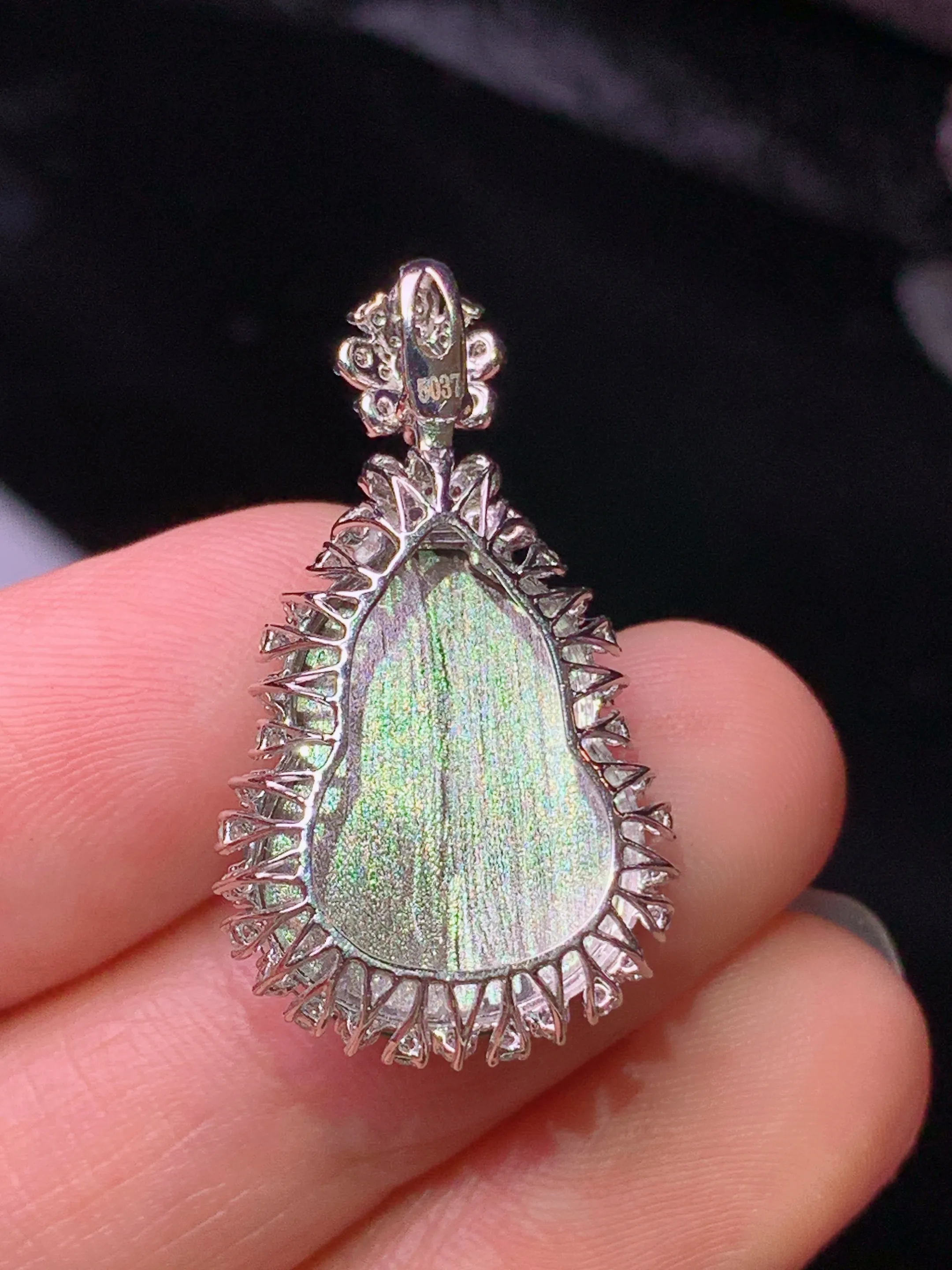 18k金钻镶嵌满绿葫芦吊坠 玉质细腻 水润亮眼 色泽艳丽 整体尺寸28.5*16.3*8.5