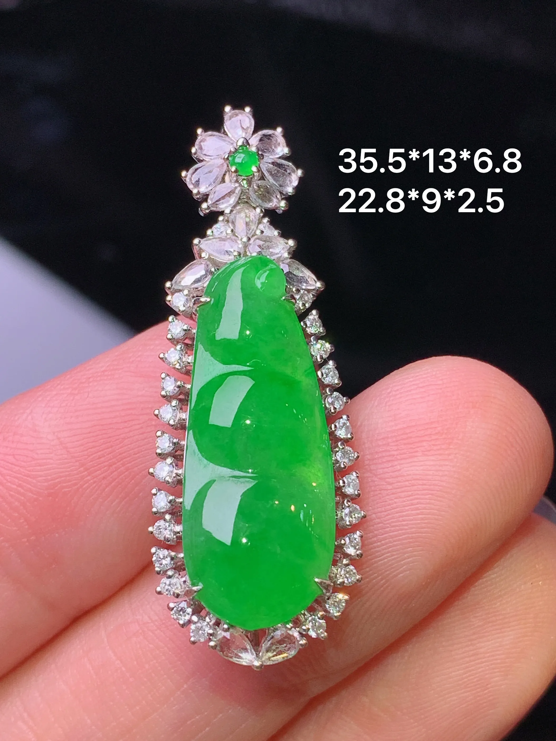 18k金钻镶嵌满绿四季豆吊坠 玉质细腻 水润亮眼 色泽艳丽 整体尺寸35.5*13*6.5