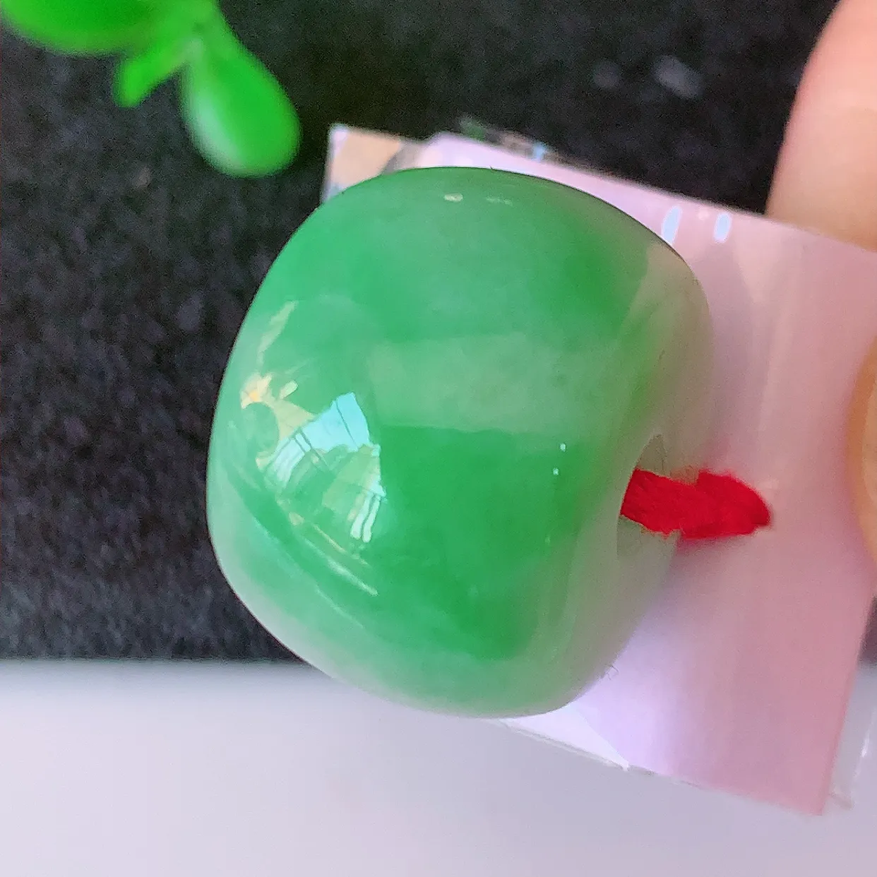 自然光实拍，冰润飘绿翡翠路路通吊坠，寓意好运连连，路路畅通，经典款式，财运滚滚，路路通，佩戴效果更好