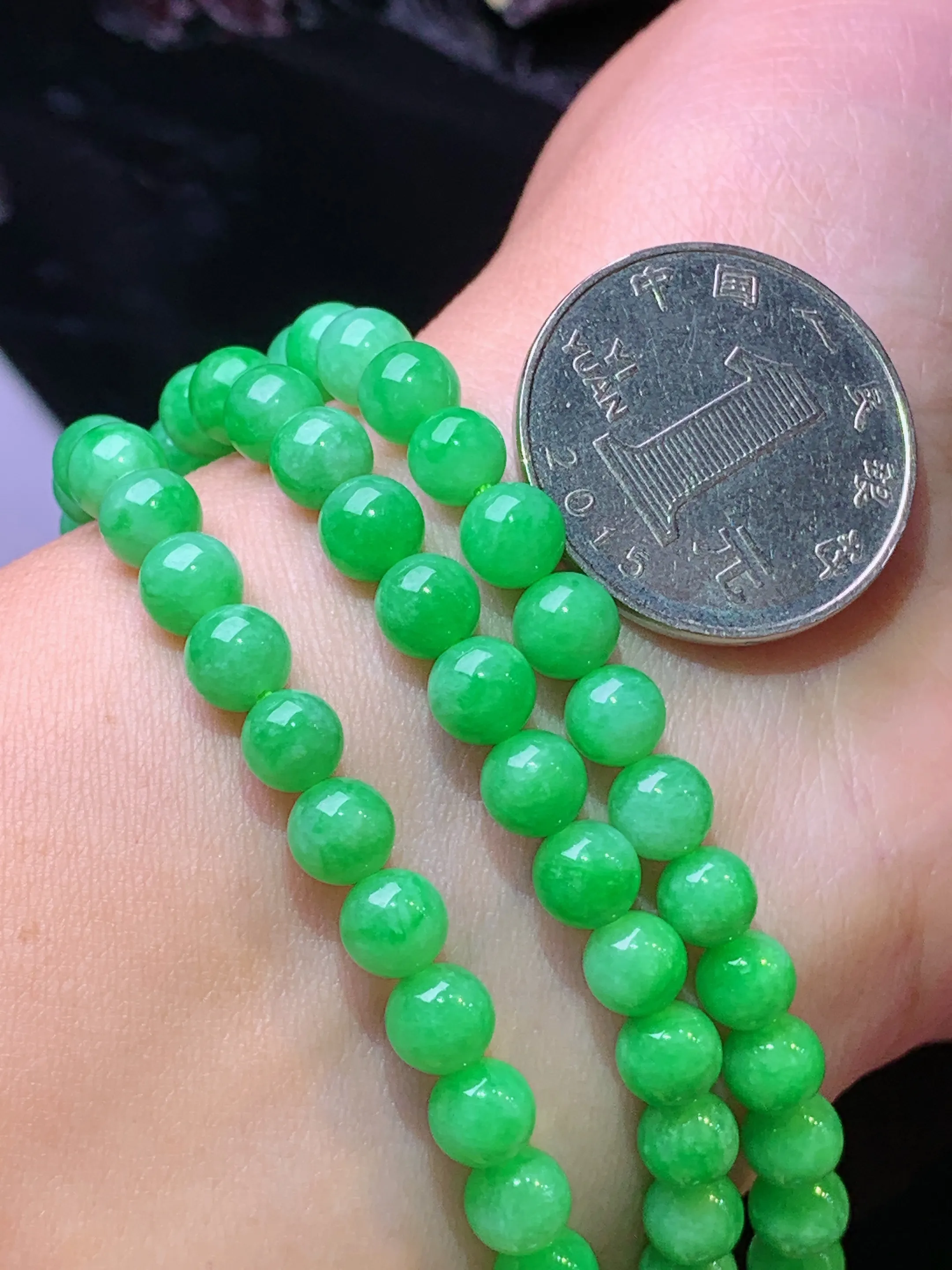 果绿圆珠项链 玉质细腻 水润亮眼 色泽艳丽 整体尺寸6