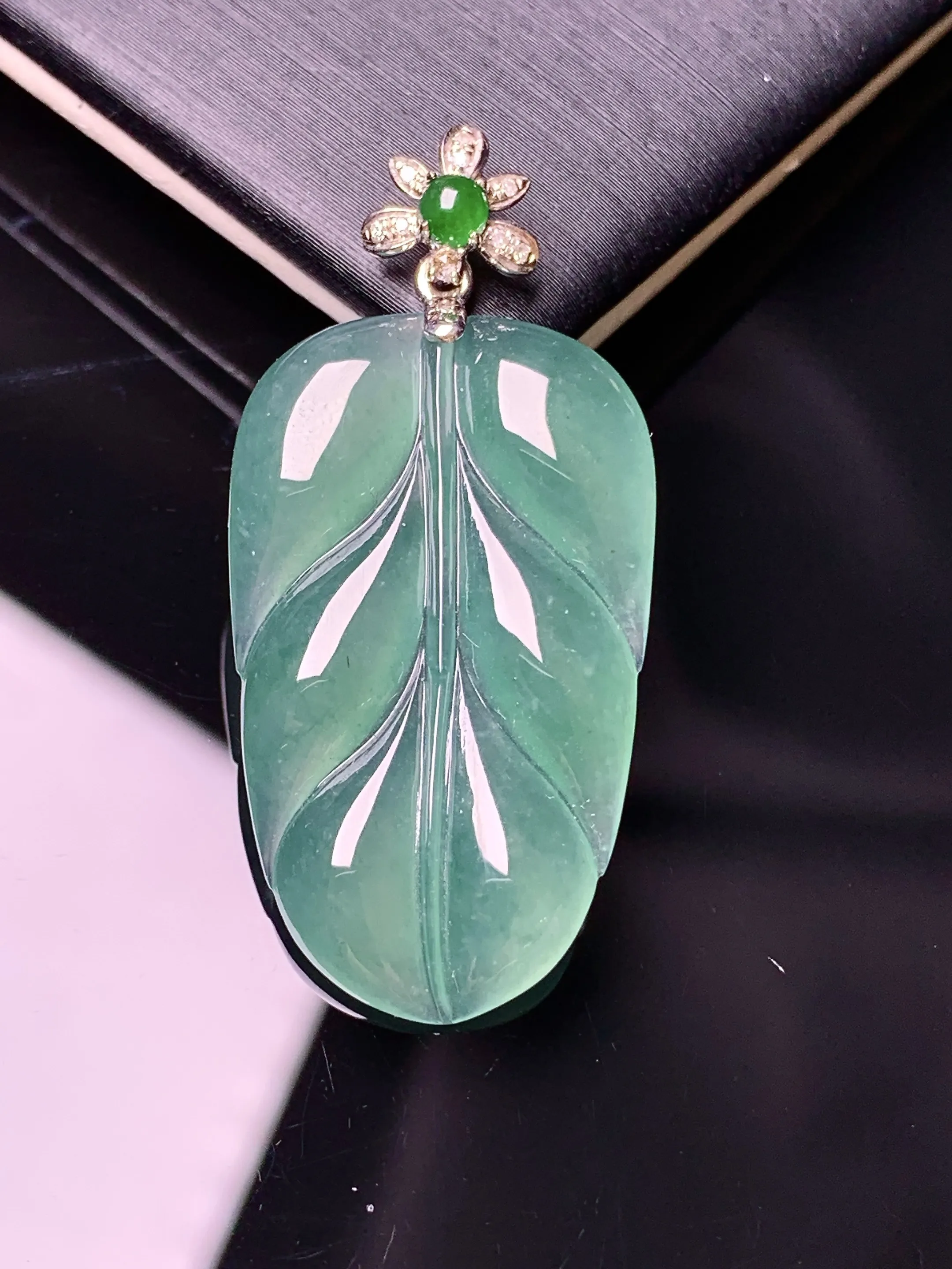 18k金镶嵌冰种树叶吊坠 玉质细腻 水润亮眼 色泽艳丽 整体尺寸38.8*18.3*3.5