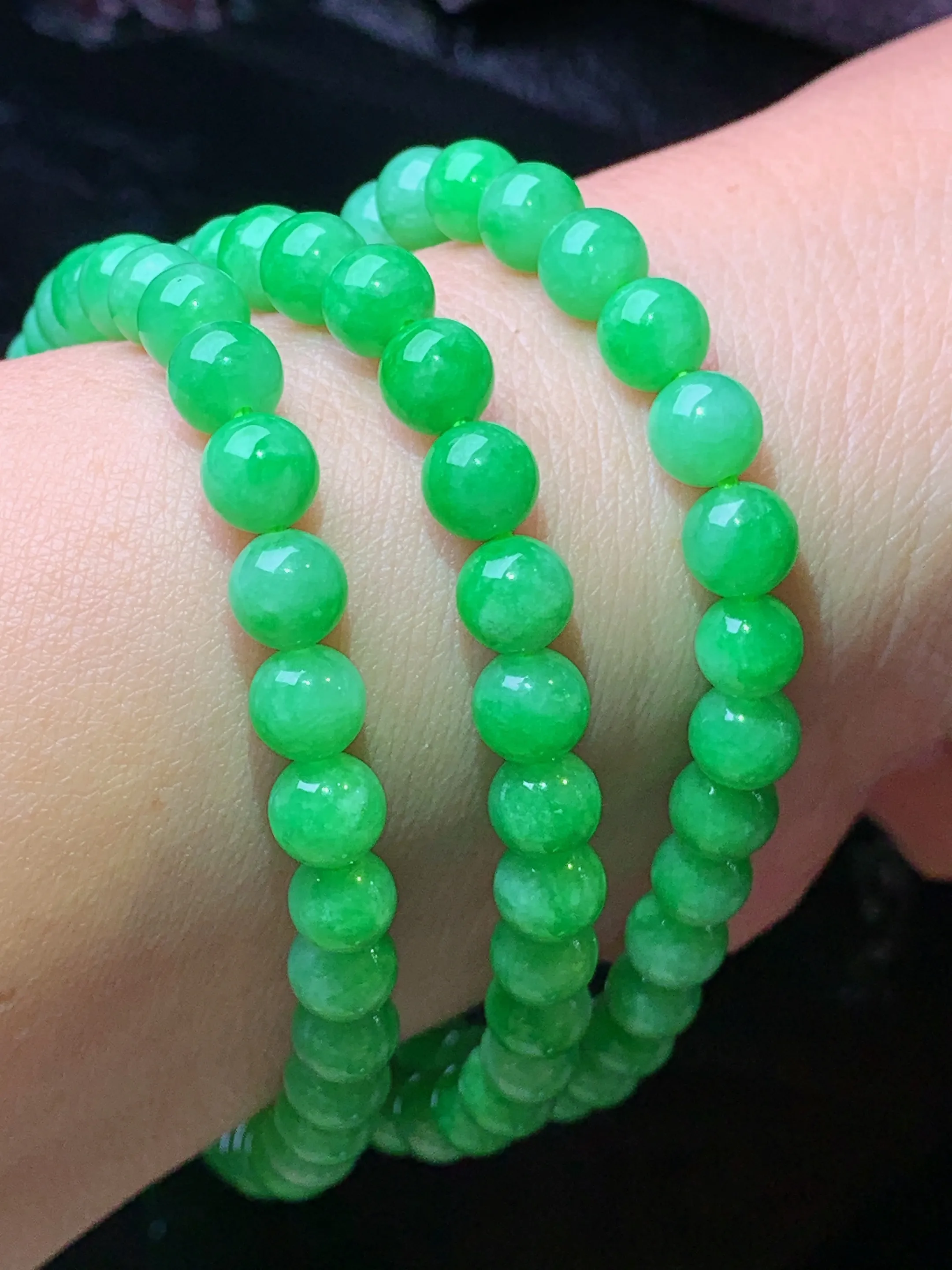 果绿圆珠项链 玉质细腻 水润亮眼 色泽艳丽 整体尺寸6