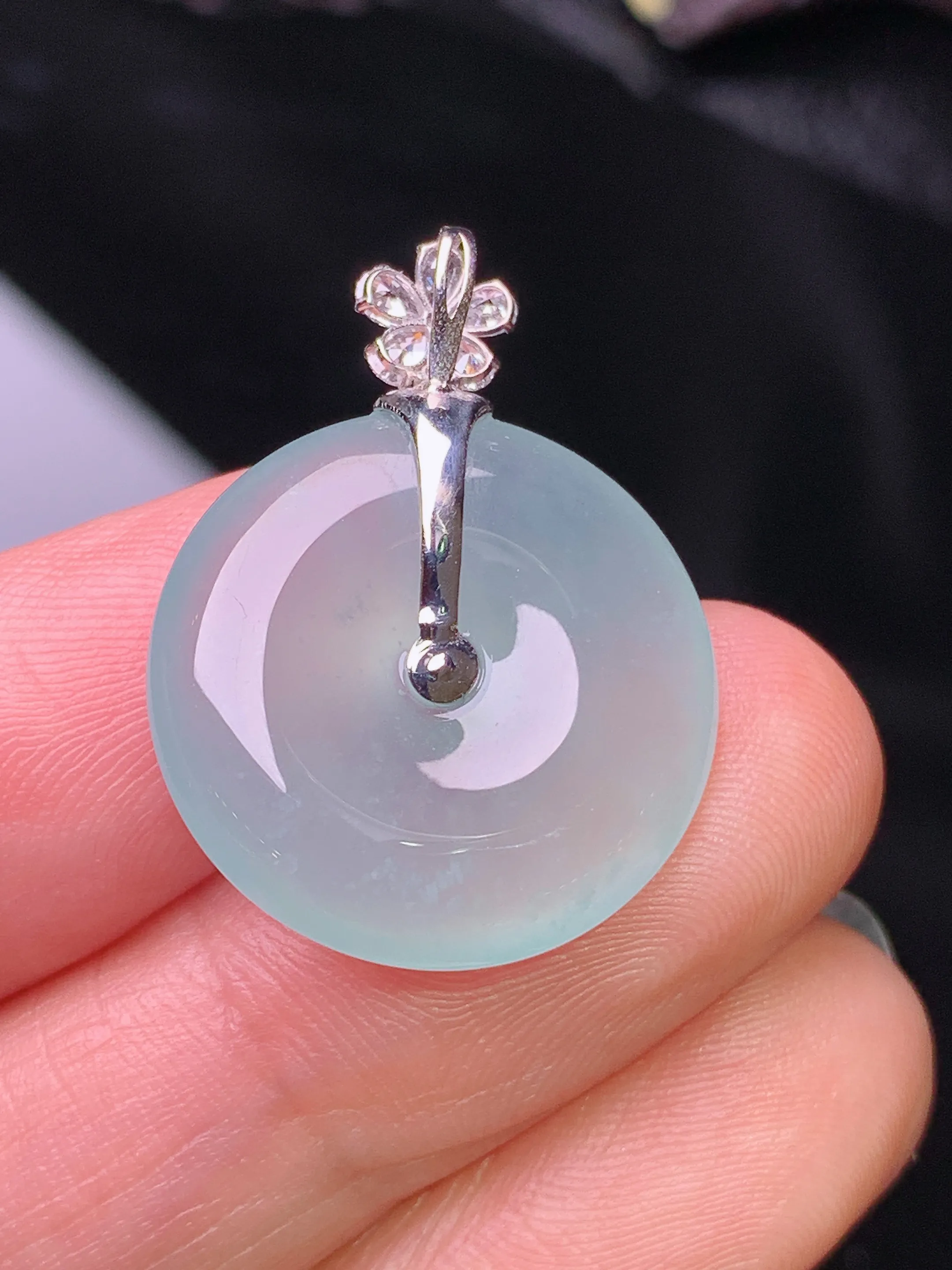 18k金钻镶嵌冰种平安扣吊坠 玉质细腻 水润亮眼 色泽艳丽 整体尺寸25.6*19.3*5