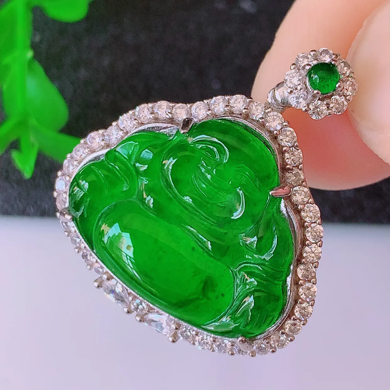 冰透满绿翡翠925银镶嵌佛公吊坠，自然光实拍，翠色灵动，颜色漂亮，种老水足，品相佳，佩戴佳品！#97.7整体27.5*24.5*7.8裸石20*16.5