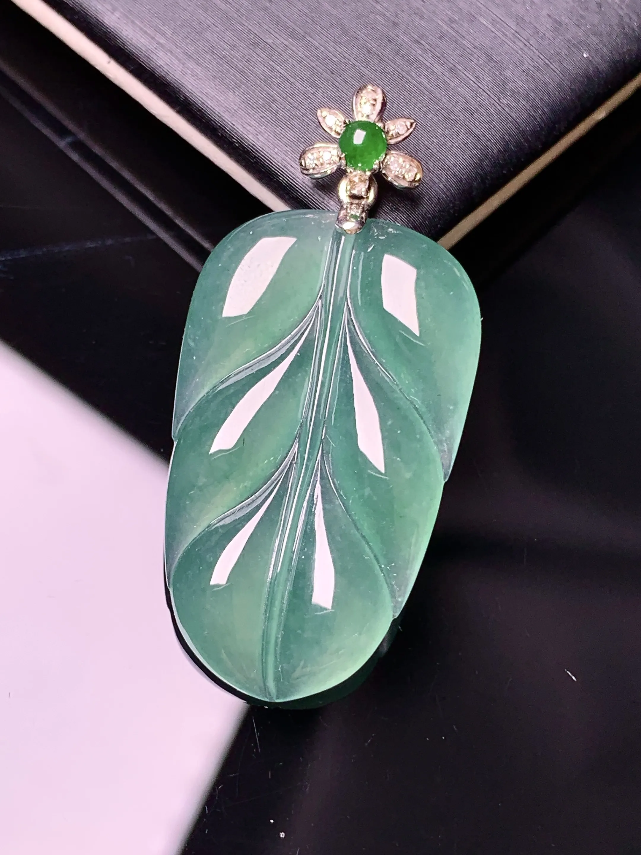 18k金镶嵌冰种树叶吊坠 玉质细腻 水润亮眼 色泽艳丽 整体尺寸38.8*18.3*3.5