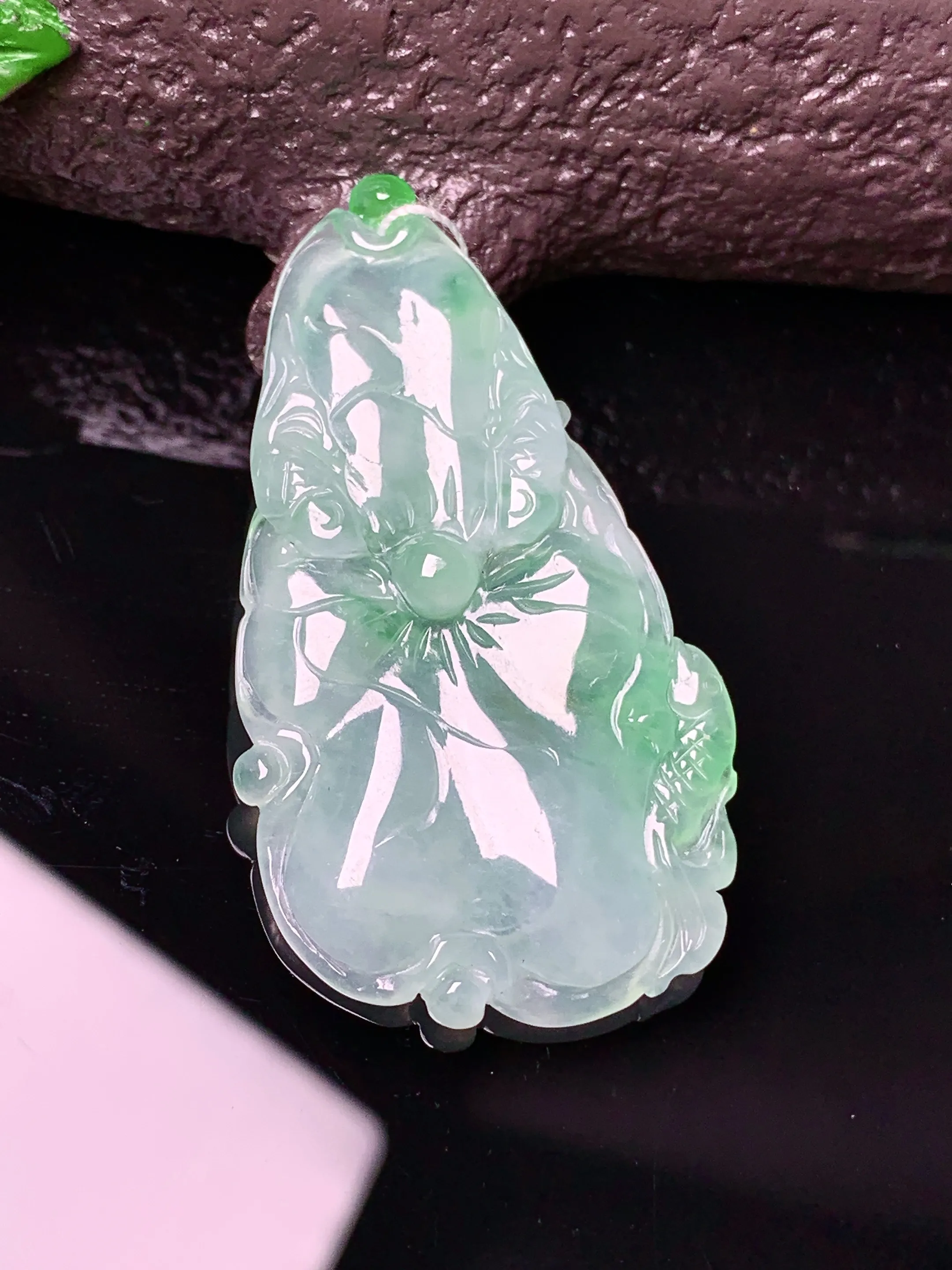 飘绿荷叶牌吊坠 玉质细腻 水润亮眼 色泽艳丽 整体尺寸44.6*24.8*4.2