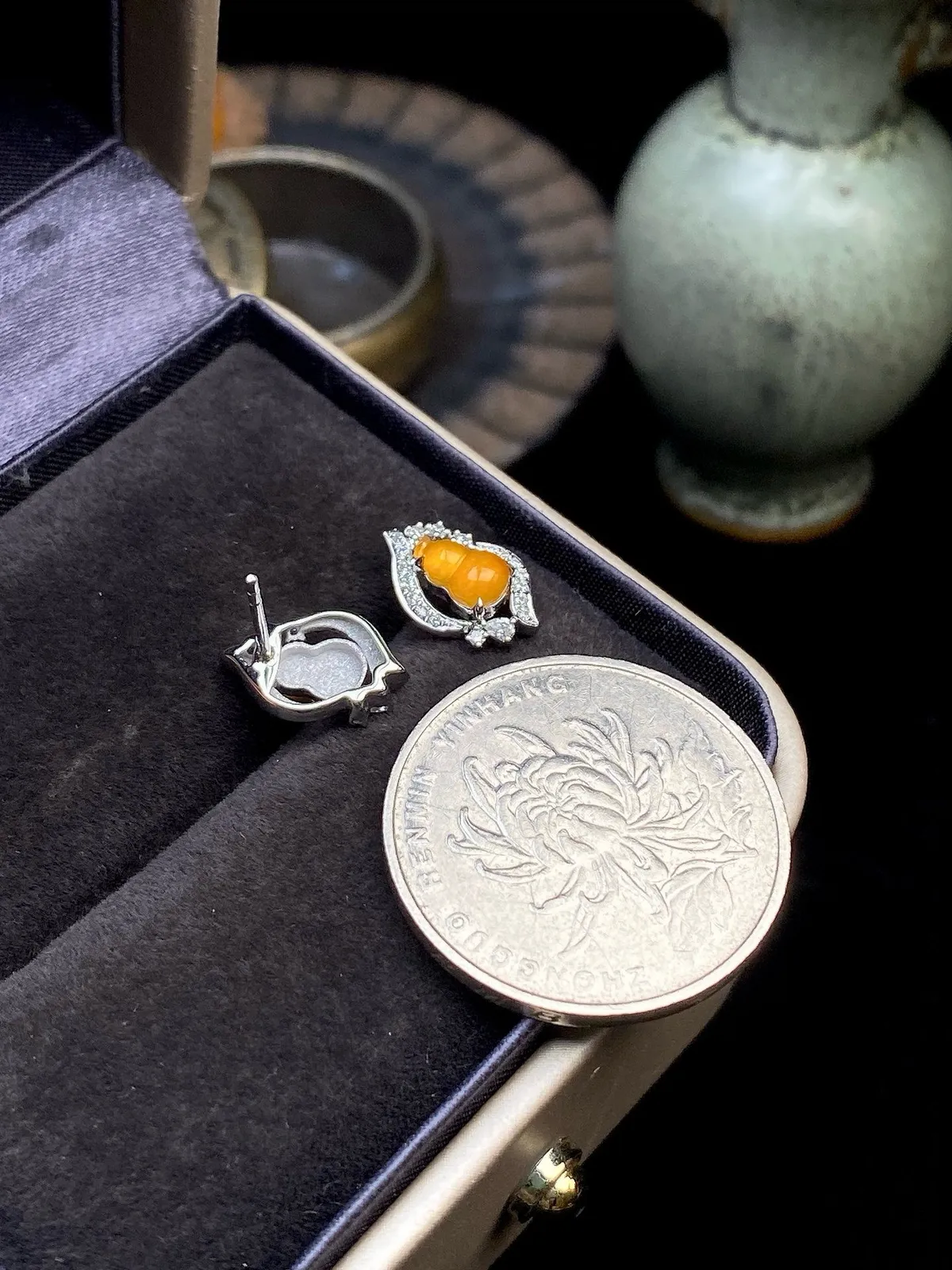 【冰种黄翡葫芦耳坠】金枝玉叶，质地细润，起刚起荧光，18K金钻镶嵌，裸石尺寸12.4*8.1*4.5