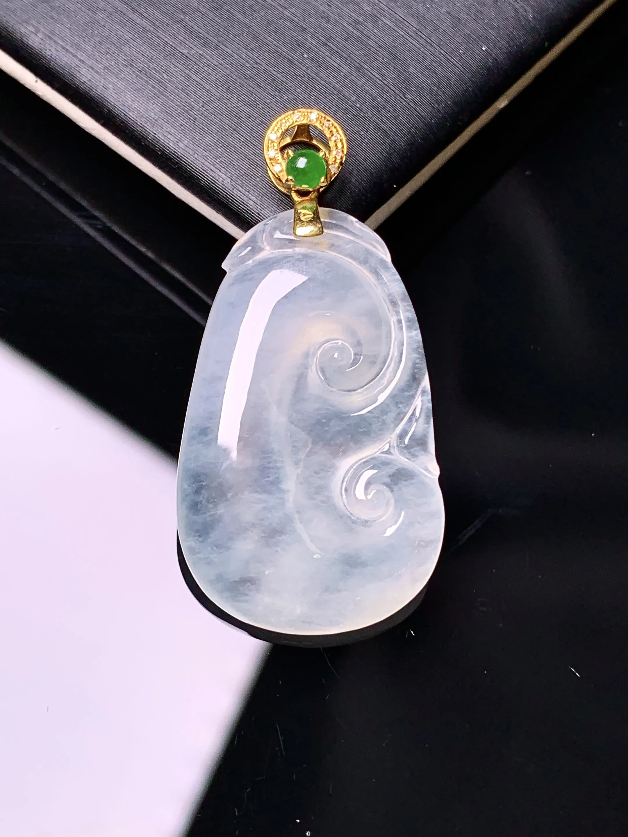 18k金镶嵌冰种如意吊坠 玉质细腻 水润亮眼 色泽艳丽 整体尺寸34.8*17.5*4.2