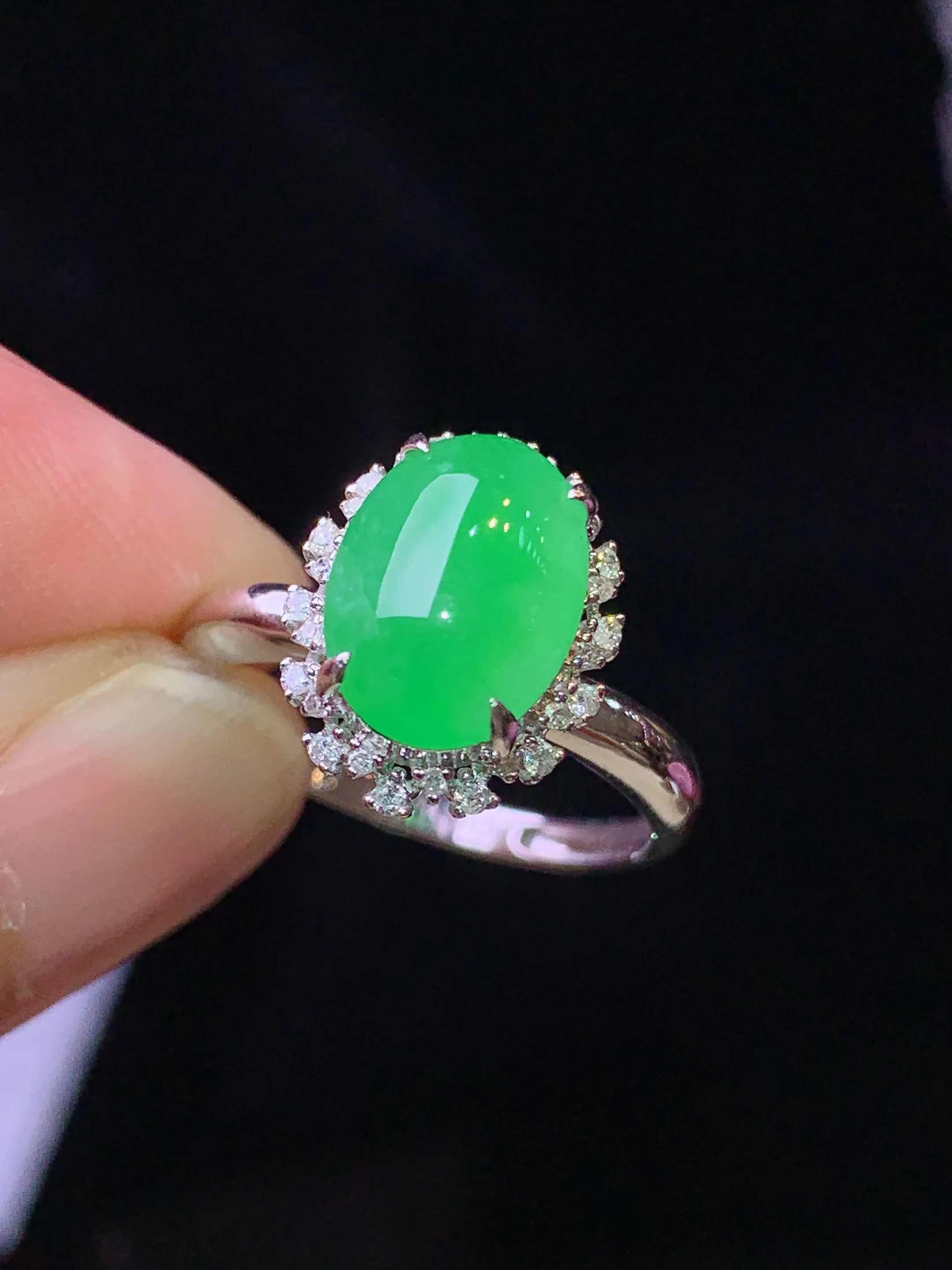 18k金钻镶嵌翠绿蛋面吊坠 玉质细腻 水润亮眼 色泽艳丽 圈口13.5 整体尺寸13.5*10.5*9.2