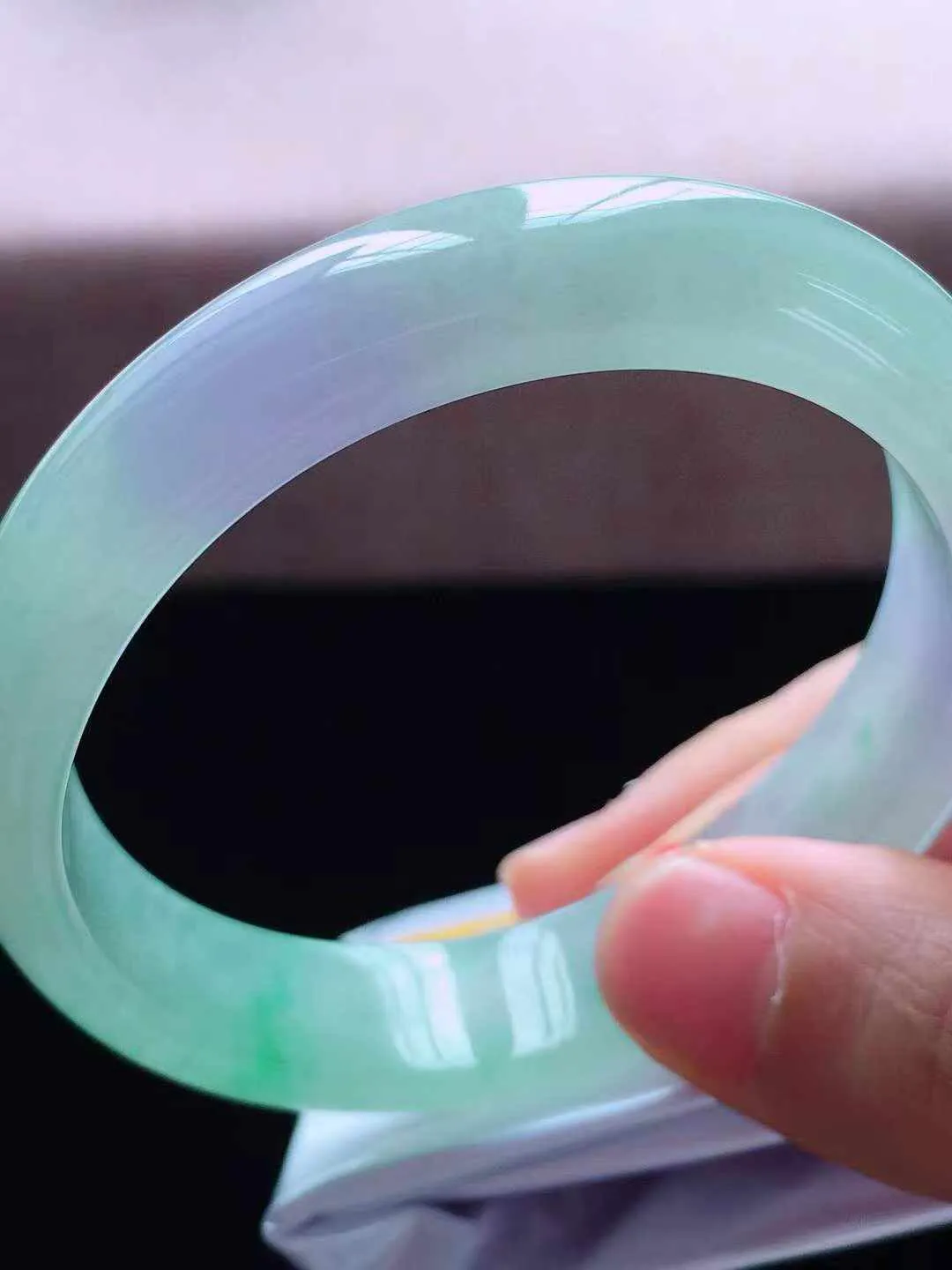 【翡翠名称】老种冰春彩56圈口贵妃翡翠手镯
【翡翠尺寸】56*48.2*12.5*7.2mm适合53-54.5正圈口佩戴
【翡翠描述】缅甸天然翡翠A货，种老水足，玉质细腻，色泽靓丽，性价比高，佩戴效果好！