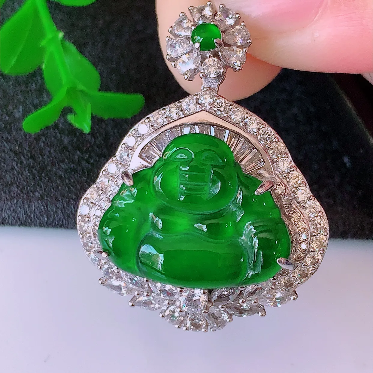 冰透满绿翡翠925银镶嵌佛公吊坠，自然光实拍，翠色灵动，颜色漂亮，种老水足，品相佳，佩戴佳品！#97.7整体34.5*26.5*12.8裸石20*15.5