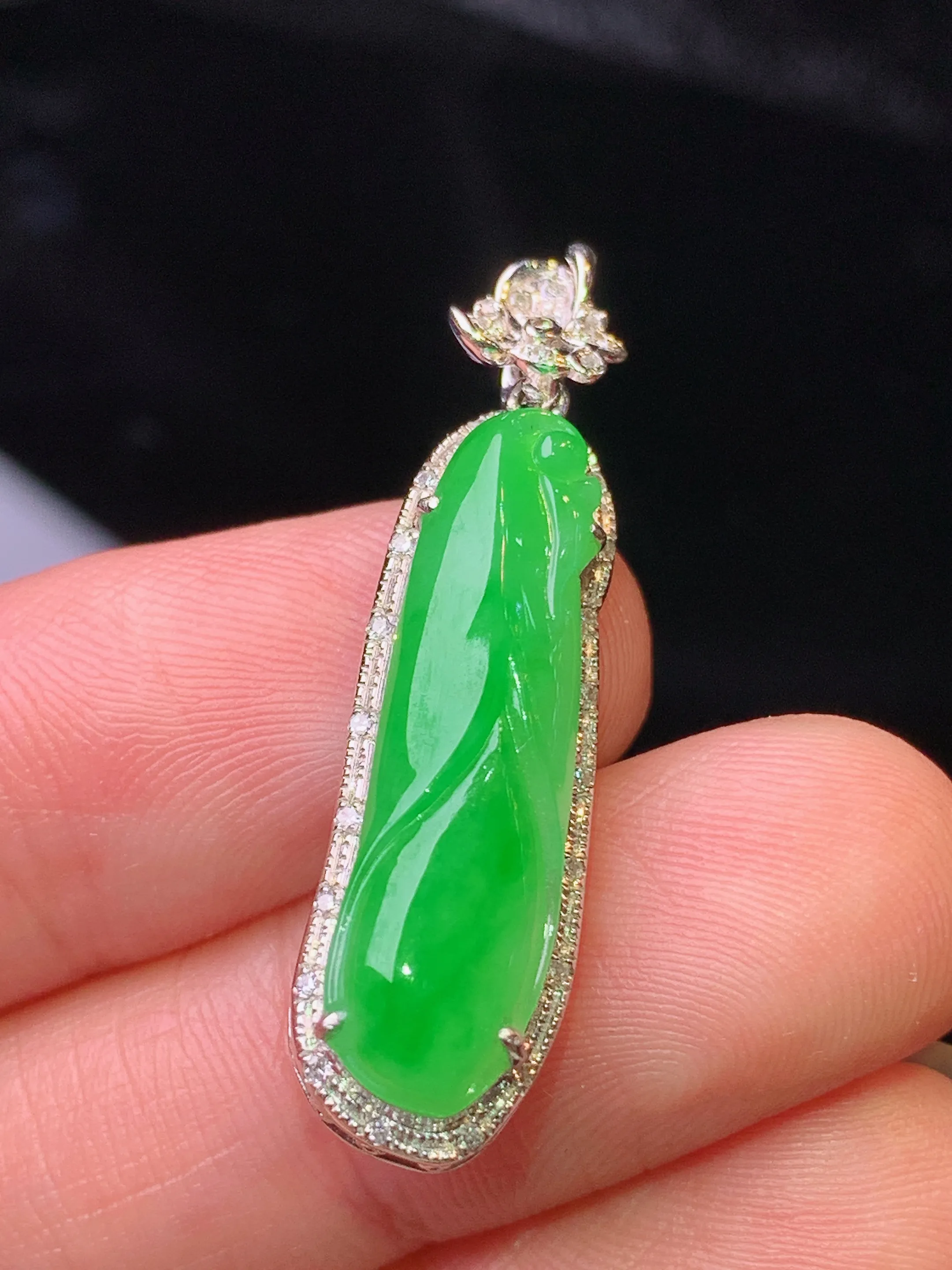 18k金钻镶嵌翠绿花蕾吊坠 玉质细腻 水润亮眼 色泽艳丽 整体尺寸31.3*8.8*6