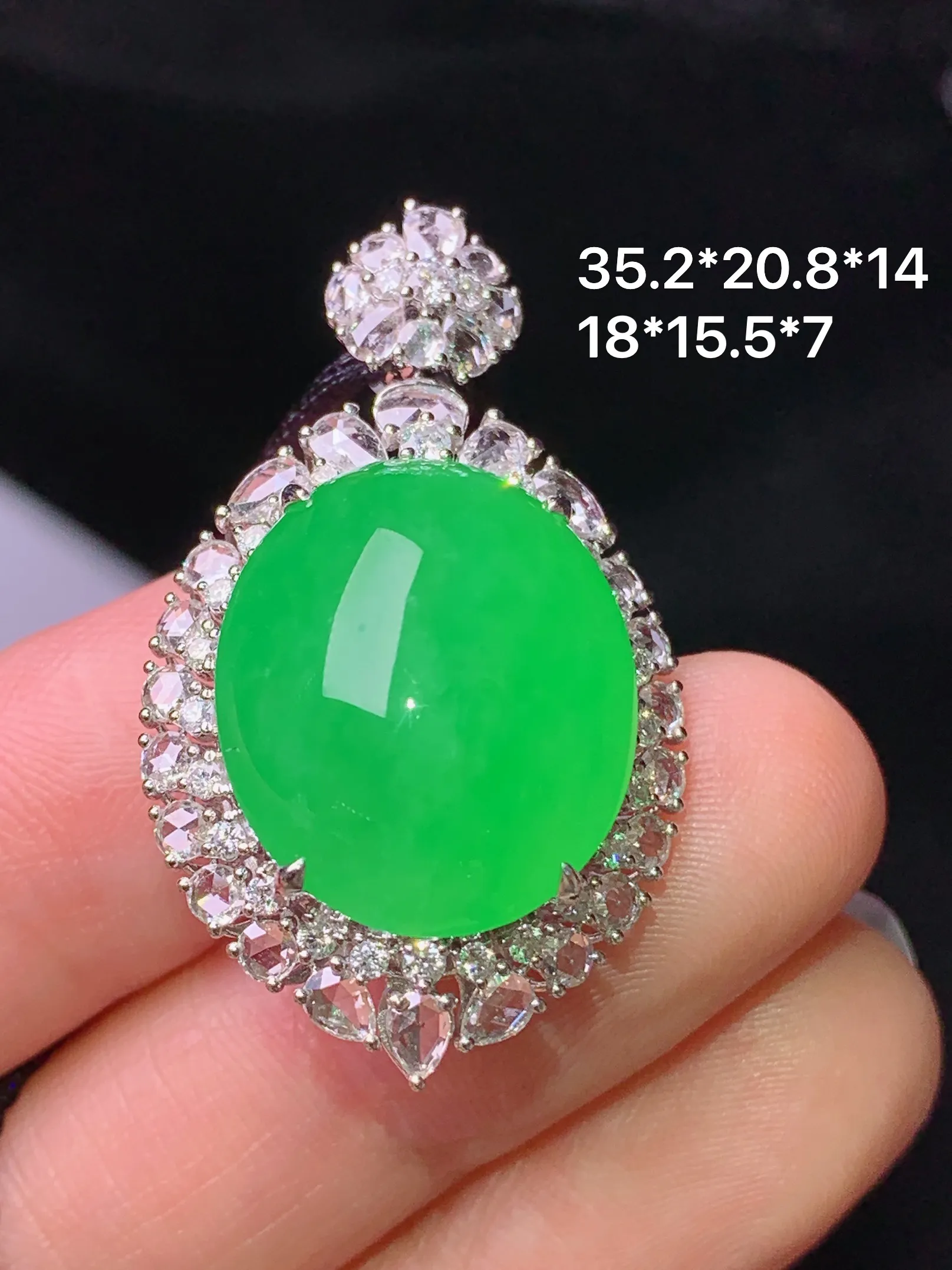 18k金钻镶嵌满绿蛋面吊坠 玉质细腻 水润亮眼 色泽艳丽 整体尺寸35.2*20.8*14