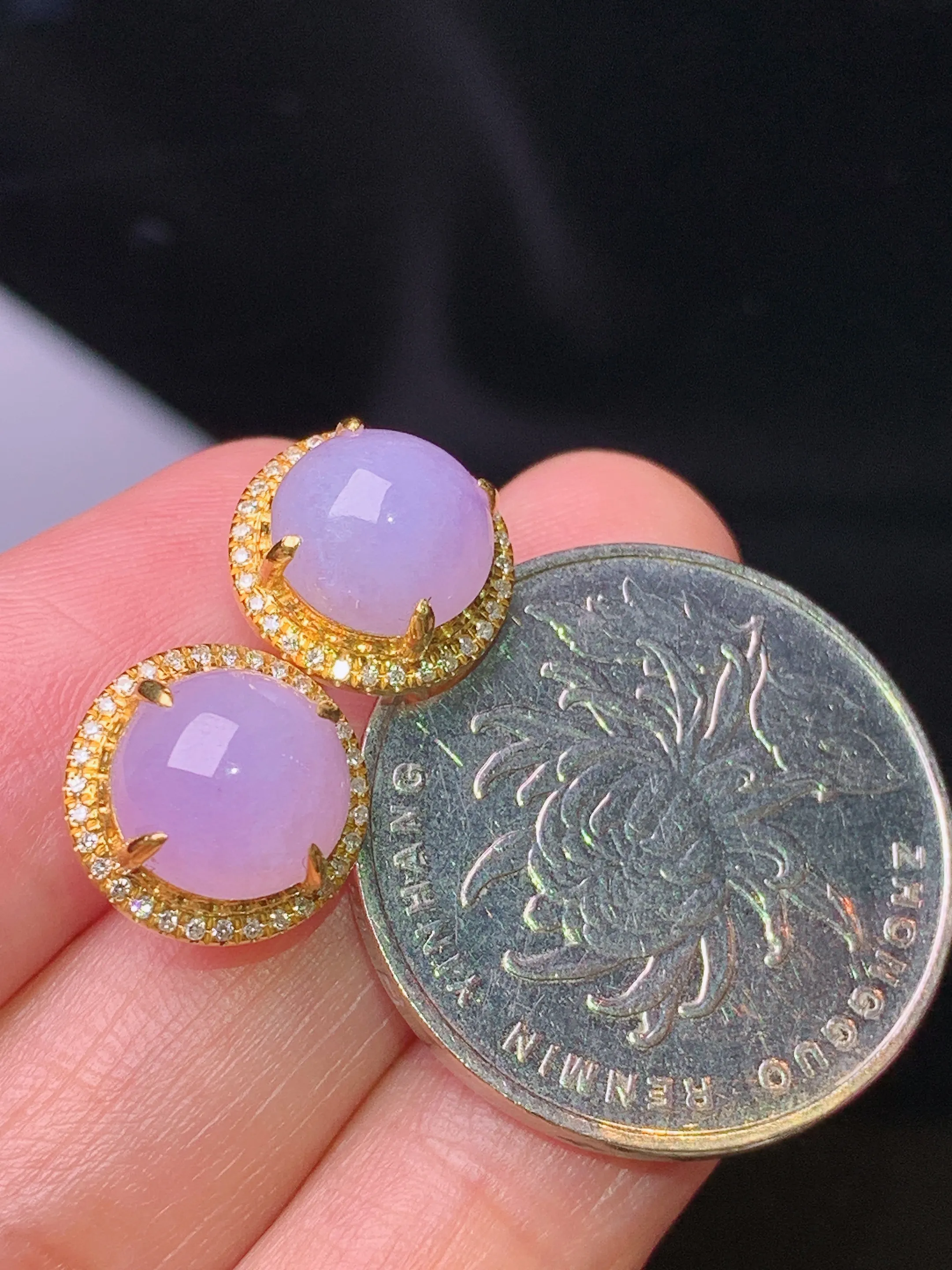 18k金钻镶嵌紫罗兰蛋面耳钉 玉质细腻 水润亮眼 色泽艳丽 整体尺寸11.3*6.6