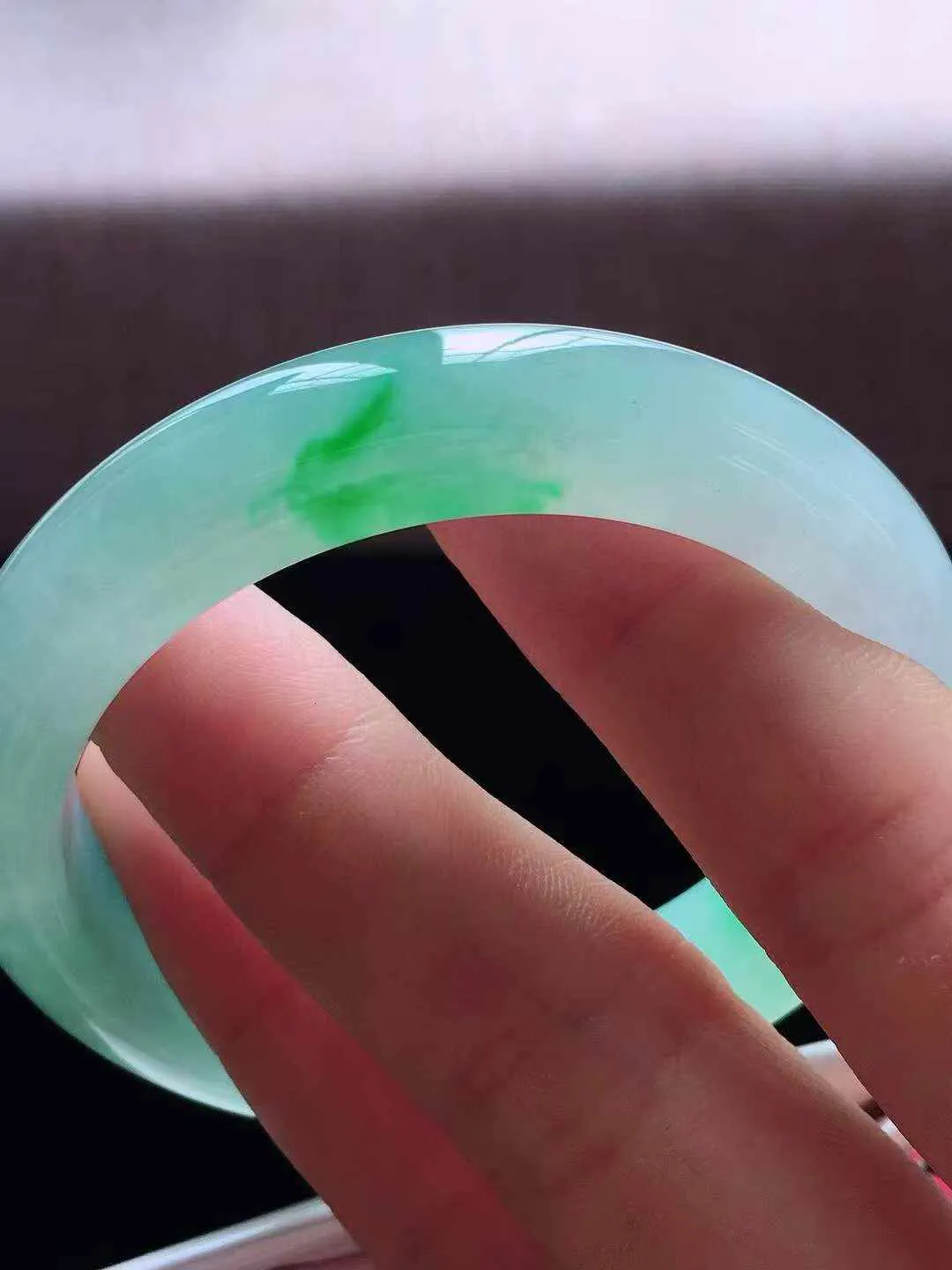 【翡翠名称】老种冰飘绿51.8正圈口翡翠手镯
【翡翠尺寸】51.8*11.8*8mm适合51-53正圈口佩戴
【翡翠描述】缅甸天然翡翠A货，种老水足，玉质细腻，色泽靓丽，性价比高，佩戴效果好！