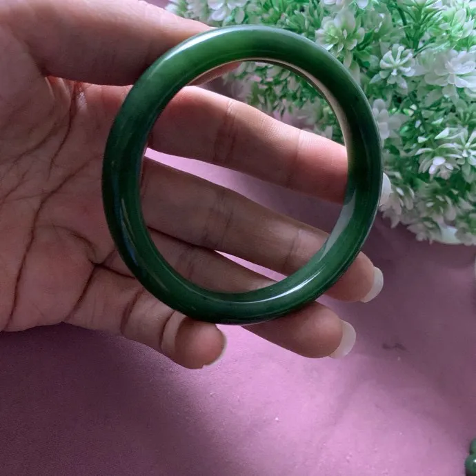 套装，58.5圈口和田玉碧玉菠菜绿手镯加菠菜绿项链套装，【挽间柔情】，镯型古朴典雅。在诗情画意的雨巷相遇，你是我腕间的一抹风情，有你眸有深情.清风荡漾湖间静水，我愿俯身低眉，在烟波涟漪处寻你。规格58.5项链规格10