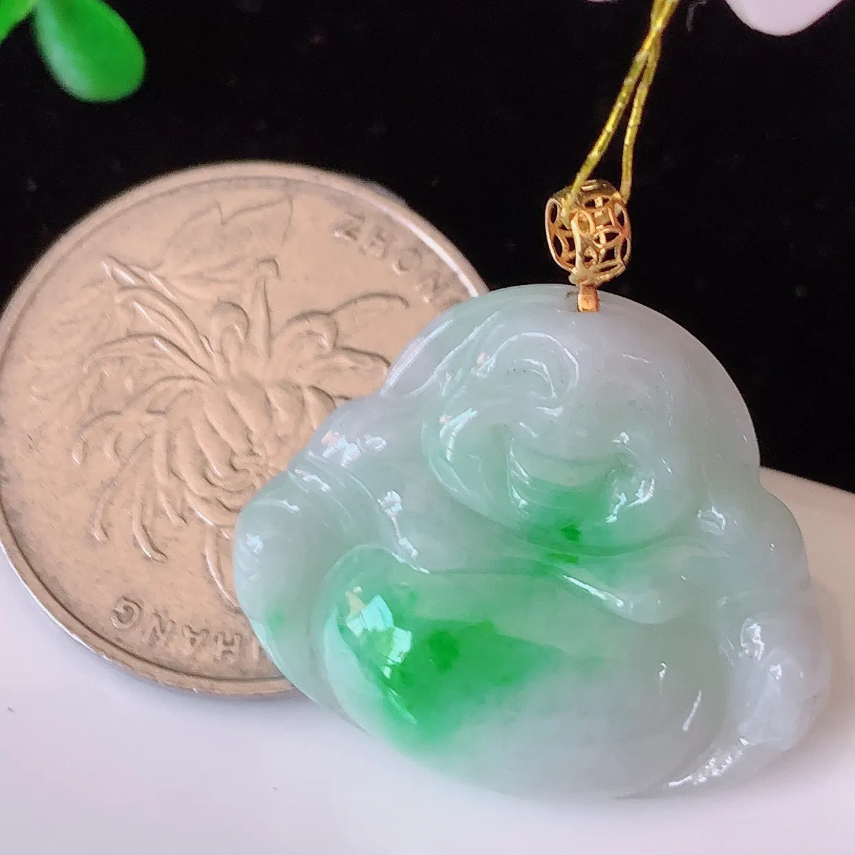 18k金镶嵌冰润飘绿翡翠佛公吊坠，款式新颖，佩戴效果时尚出众，尽显气质，水润精细，美感十足。#35.7