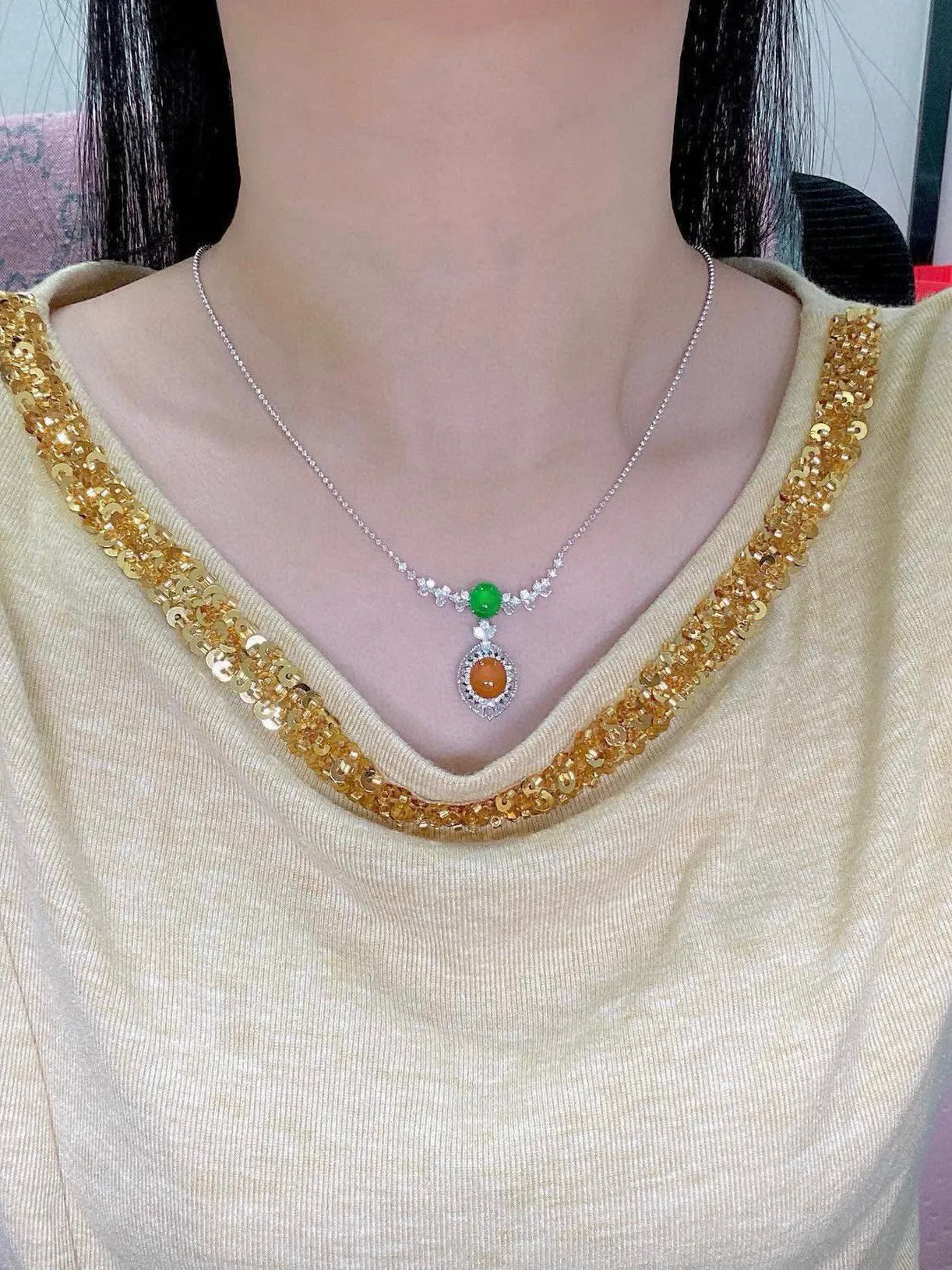 【冰种黄翡蛋面吊坠】质地细腻，冰润透亮，光泽出众，冰感十足，18k金古法镶嵌，裸石尺寸7.6*6.8*3.1毫米