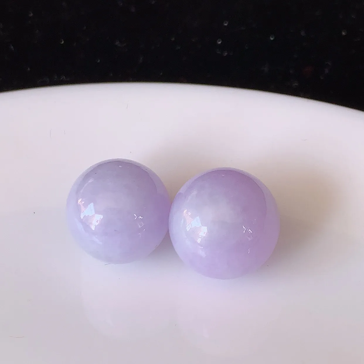 自然光实拍，紫罗兰翡翠一对圆珠，转运珠吊坠，寓意“时来运转，财源滚滚” 寓意佳，荧光灼灼，转运珠佩戴时尚优雅！#05.7尺寸11.2