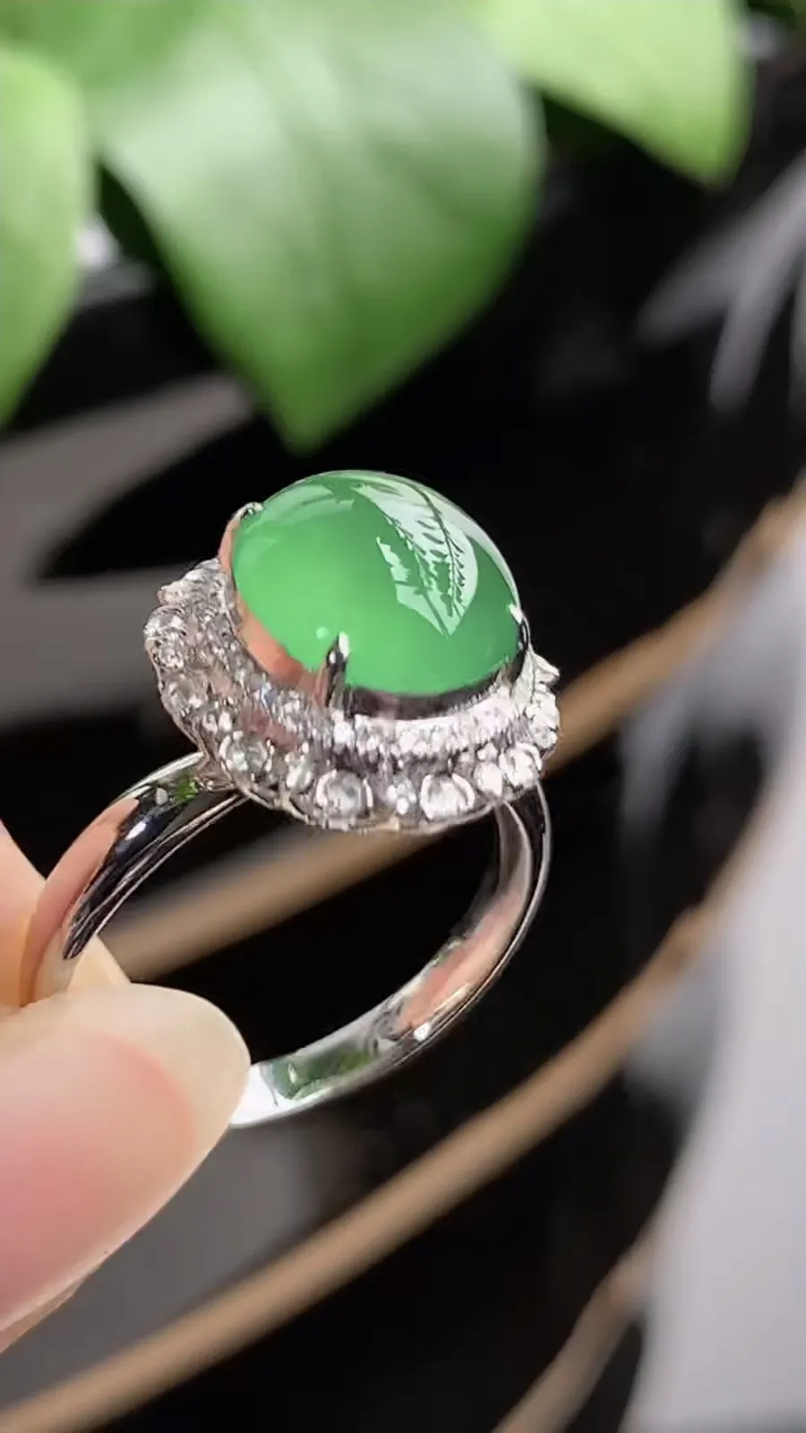 a货翡翠老坑冰种18K金伴钻镶嵌满绿蛋面戒指 圈口17.5裸石尺寸9.8×9mm 重量3.46g 1209