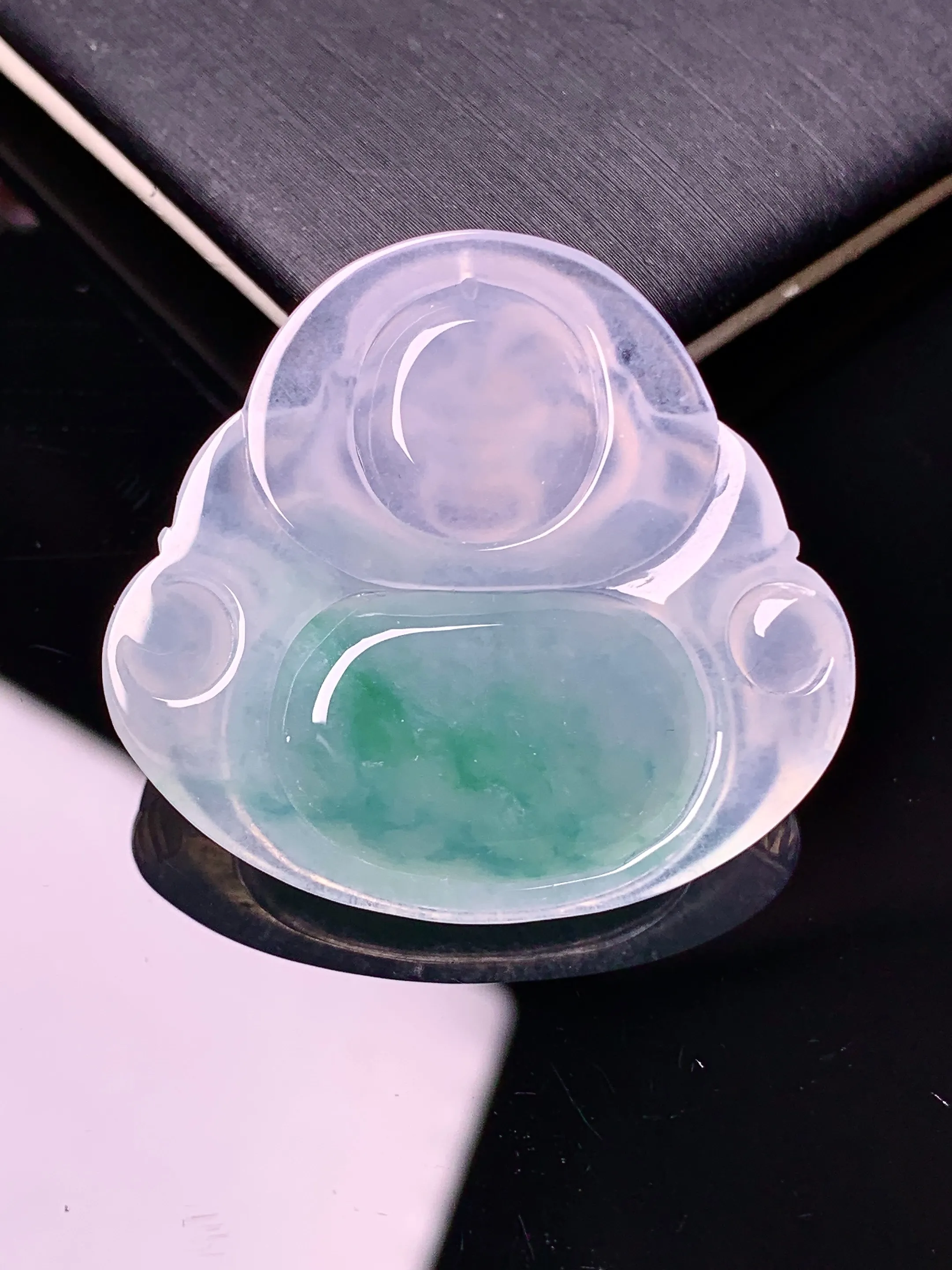 冰种飘绿佛公吊坠 玉质细腻 水润亮眼 色泽艳丽 整体尺寸32.2*34.5*6