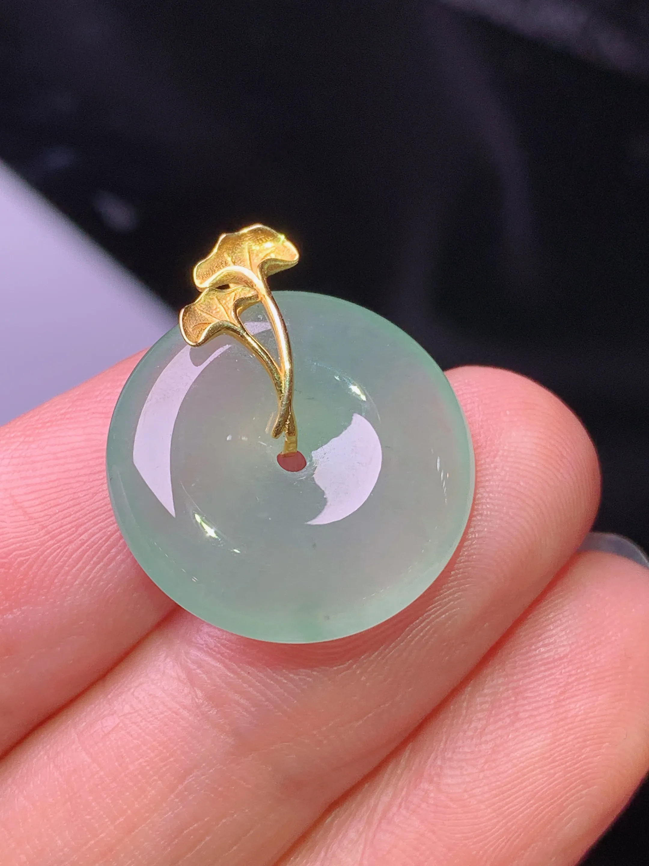 18k金镶嵌冰种平安扣吊坠 玉质细腻 水润亮眼 色泽艳丽 整体尺寸22*18.5*4.7