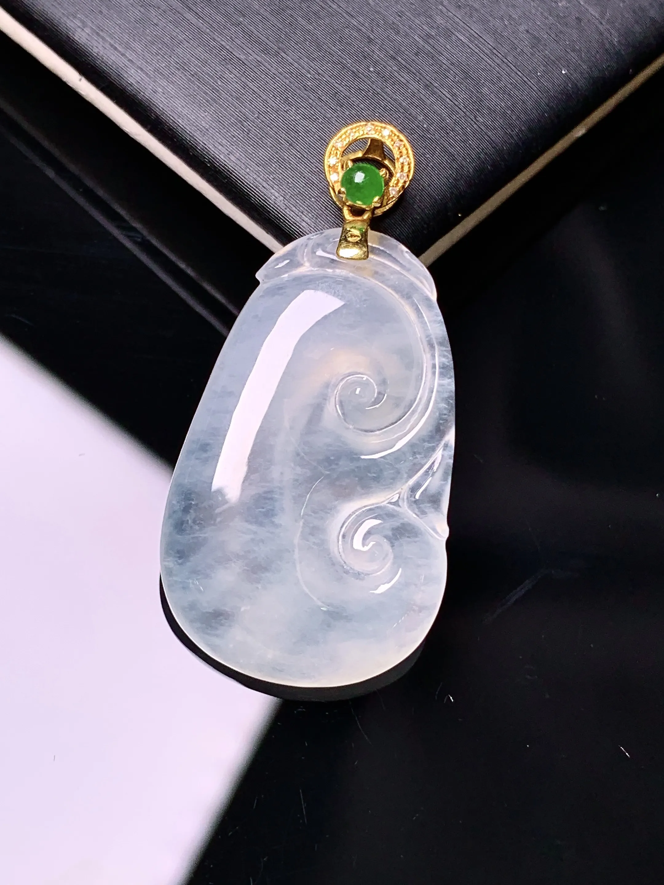 18k金镶嵌冰种如意吊坠 玉质细腻 水润亮眼 色泽艳丽 整体尺寸34.8*17.5*4.2