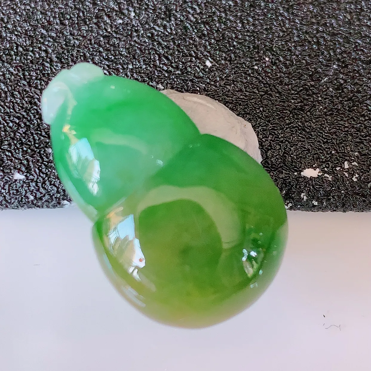 自然光实拍，冰润黄加绿翡翠葫芦蛋面，寓意福禄双全，财源滚滚，清新脱俗，佩戴效果优雅迷人！#05.7