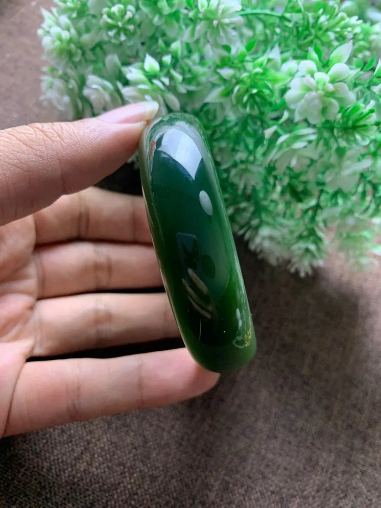 和田玉56.6圈口碧玉菠菜绿宽版手镯，玉质细腻油润 底色纯净 脂粉好，品质高