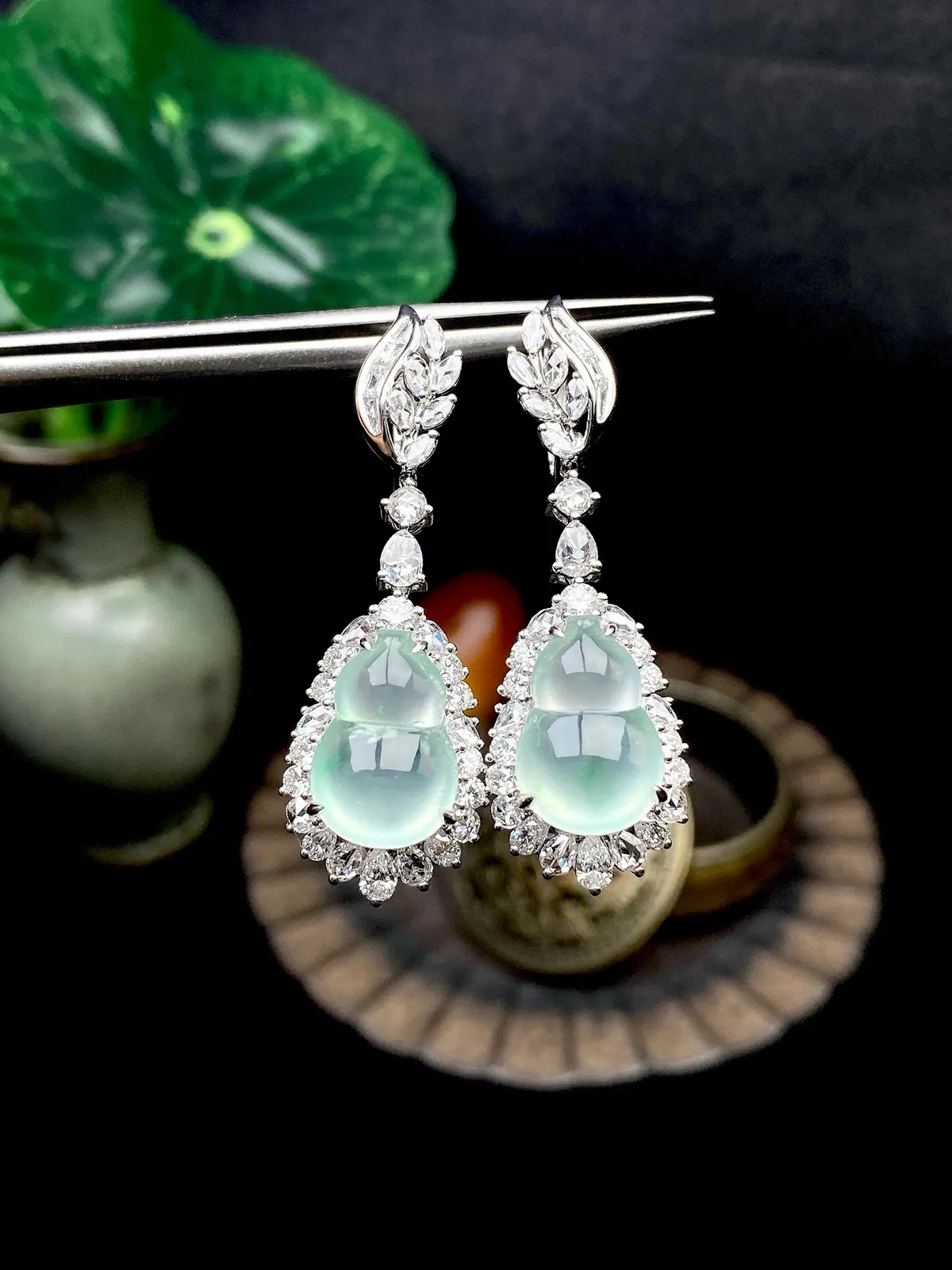 【冰种晴底葫芦耳坠】质地上乘，冰润通透，种老起光，胶感明显。上身效果很不错，18K金钻精美镶嵌，裸石尺寸13*8.6*4.1毫米