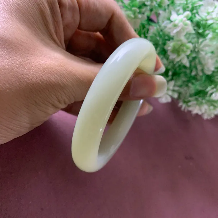 57圈口和田玉晴水色宽条手镯，精品白玉手镯，【挽间柔情】，镯型古朴典雅。在诗情画意的雨巷相遇，你是我腕间的一抹风情，有你眸有深情.清风荡漾湖间静水，我愿俯身低眉，在烟波涟漪处寻你