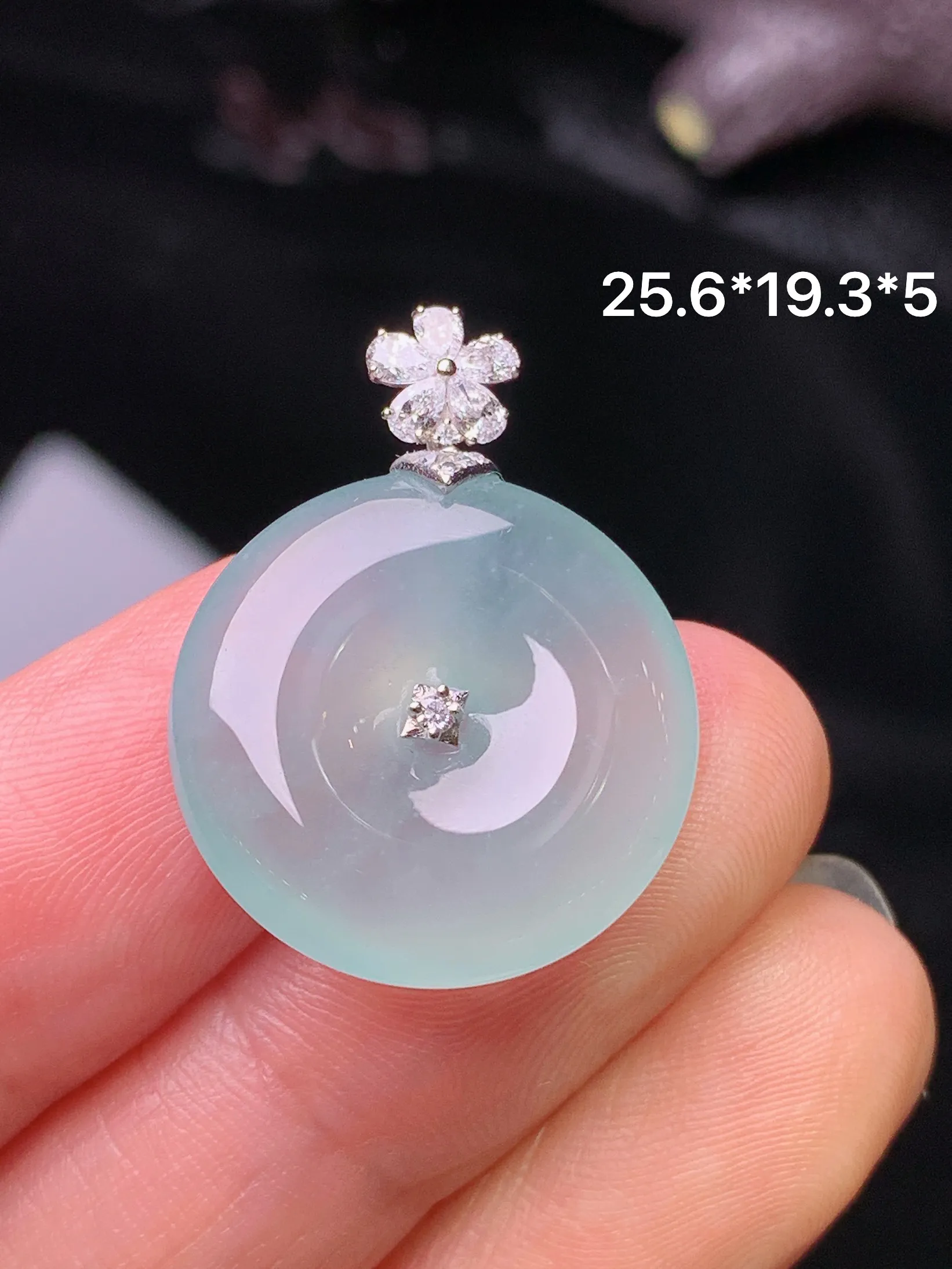 18k金钻镶嵌冰种平安扣吊坠 玉质细腻 水润亮眼 色泽艳丽 整体尺寸25.6*19.3*5