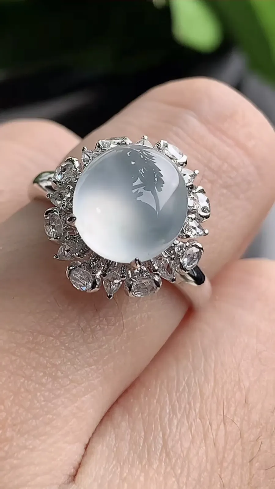 a货翡翠老坑冰种18K金伴钻镶嵌白月光蛋面戒指 圈口17.6裸石尺寸9.3×9mm 重量3.55g 1208