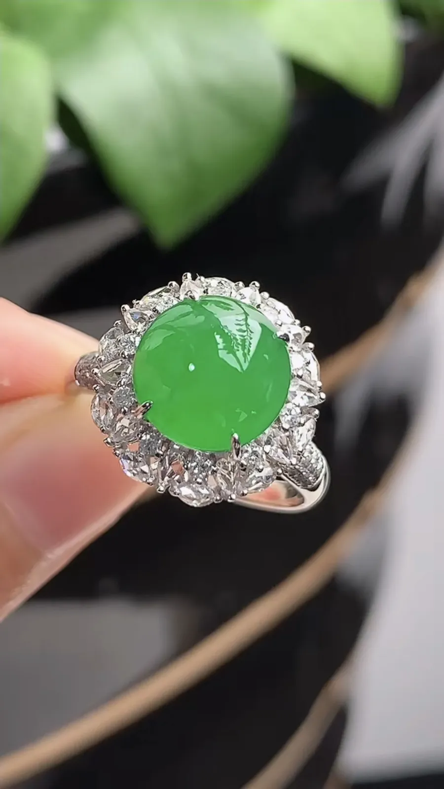 a货翡翠老坑冰种18K金伴钻镶嵌阳绿蛋面戒指 圈口17.4裸石尺寸9.6×9.2mm 重量4.45g 1209
