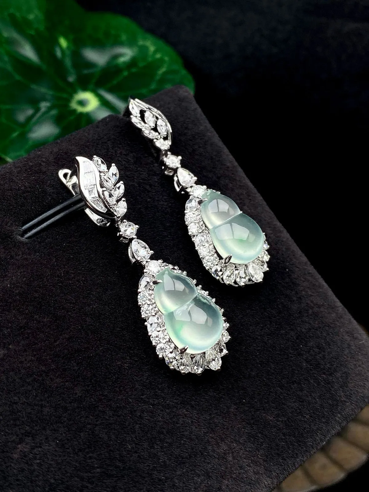 【冰种晴底葫芦耳坠】质地上乘，冰润通透，种老起光，胶感明显。上身效果很不错，18K金钻精美镶嵌，裸石尺寸13*8.6*4.1毫米