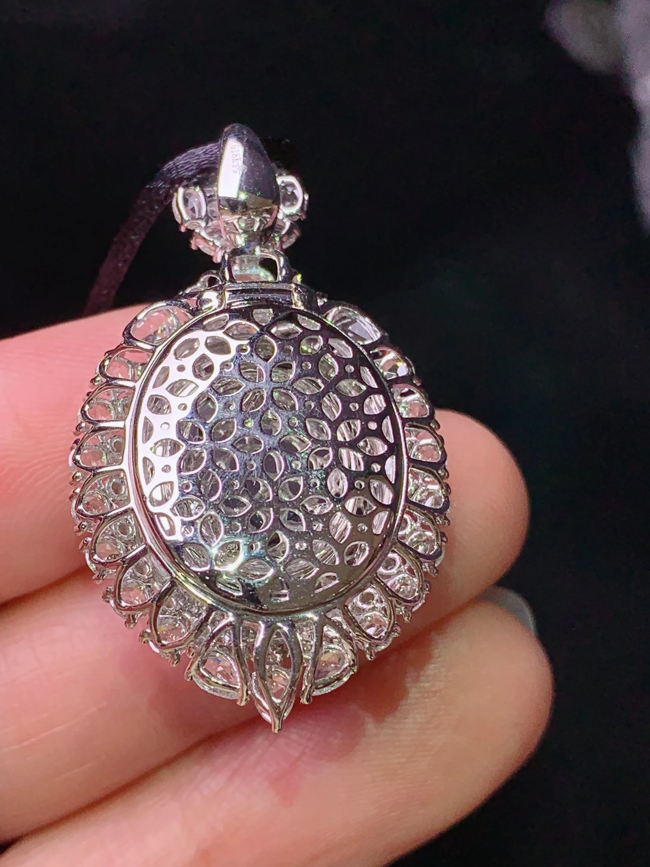 18k金钻镶嵌满绿蛋面吊坠 玉质细腻 水润亮眼 色泽艳丽 整体尺寸35.2*20.8*14